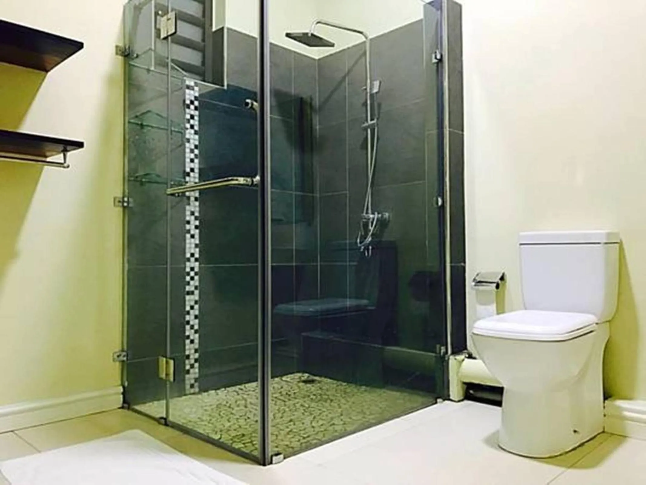 Shower in Sugar Reef West Coast