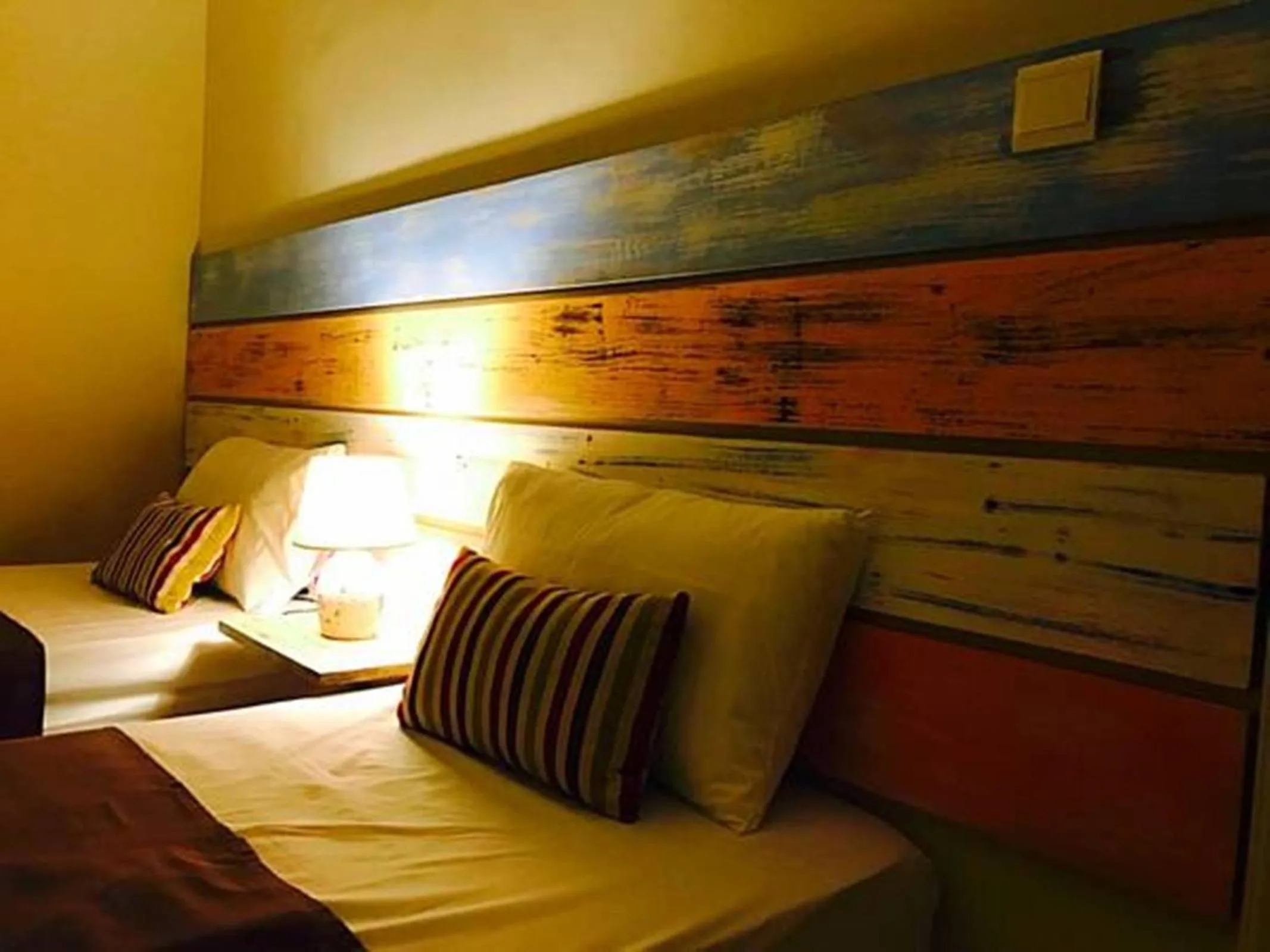 Decorative detail, Bed in Sugar Reef West Coast