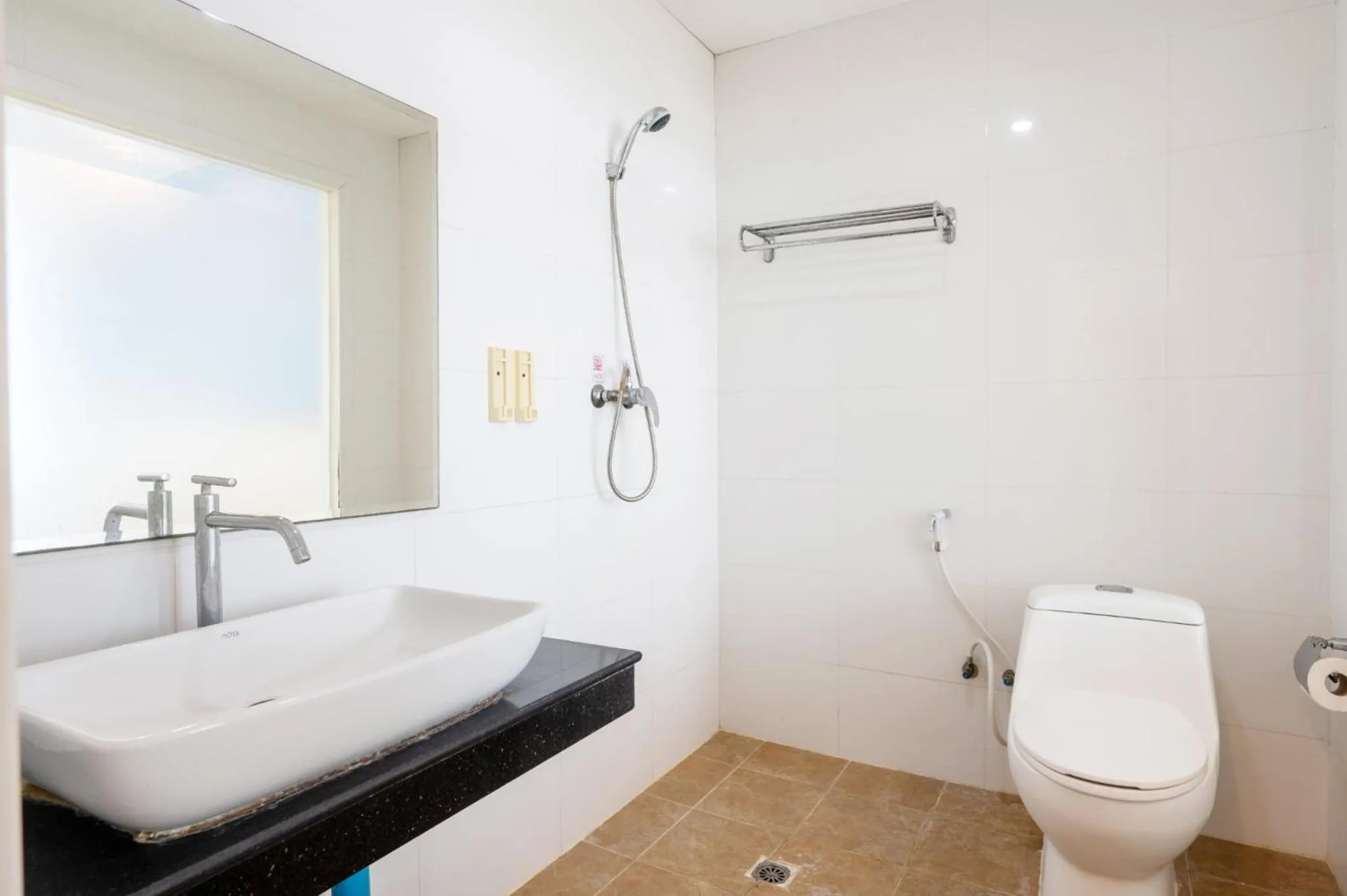 Shower in The President Hotel at Chokchai 4