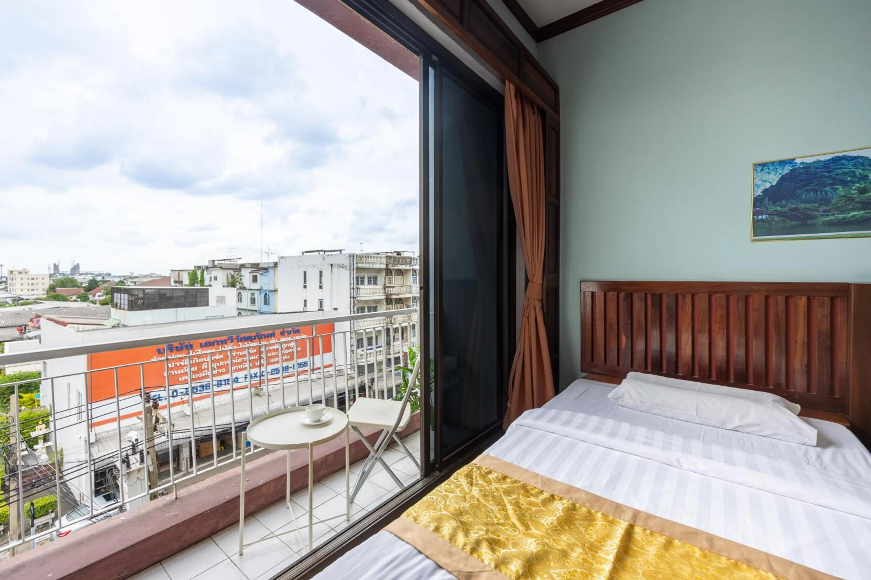 Bed in The President Hotel at Chokchai 4