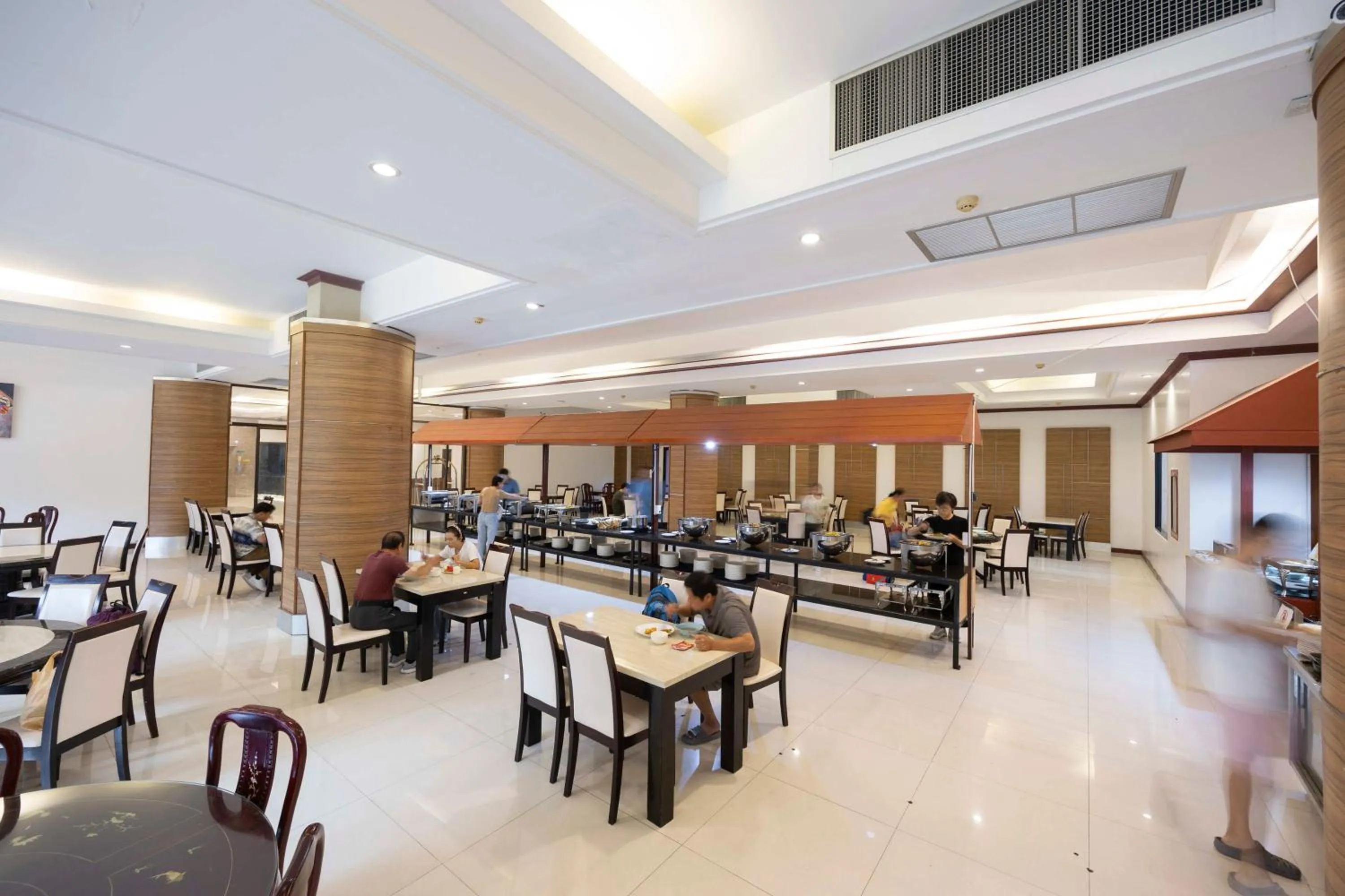 Restaurant/places to eat in The President Hotel at Chokchai 4