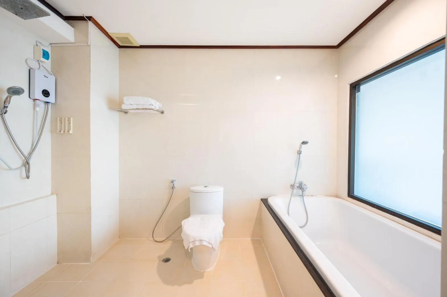 Shower in The President Hotel at Chokchai 4