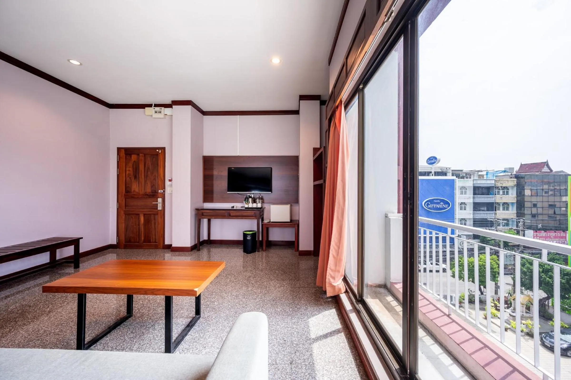 Day in The President Hotel at Chokchai 4