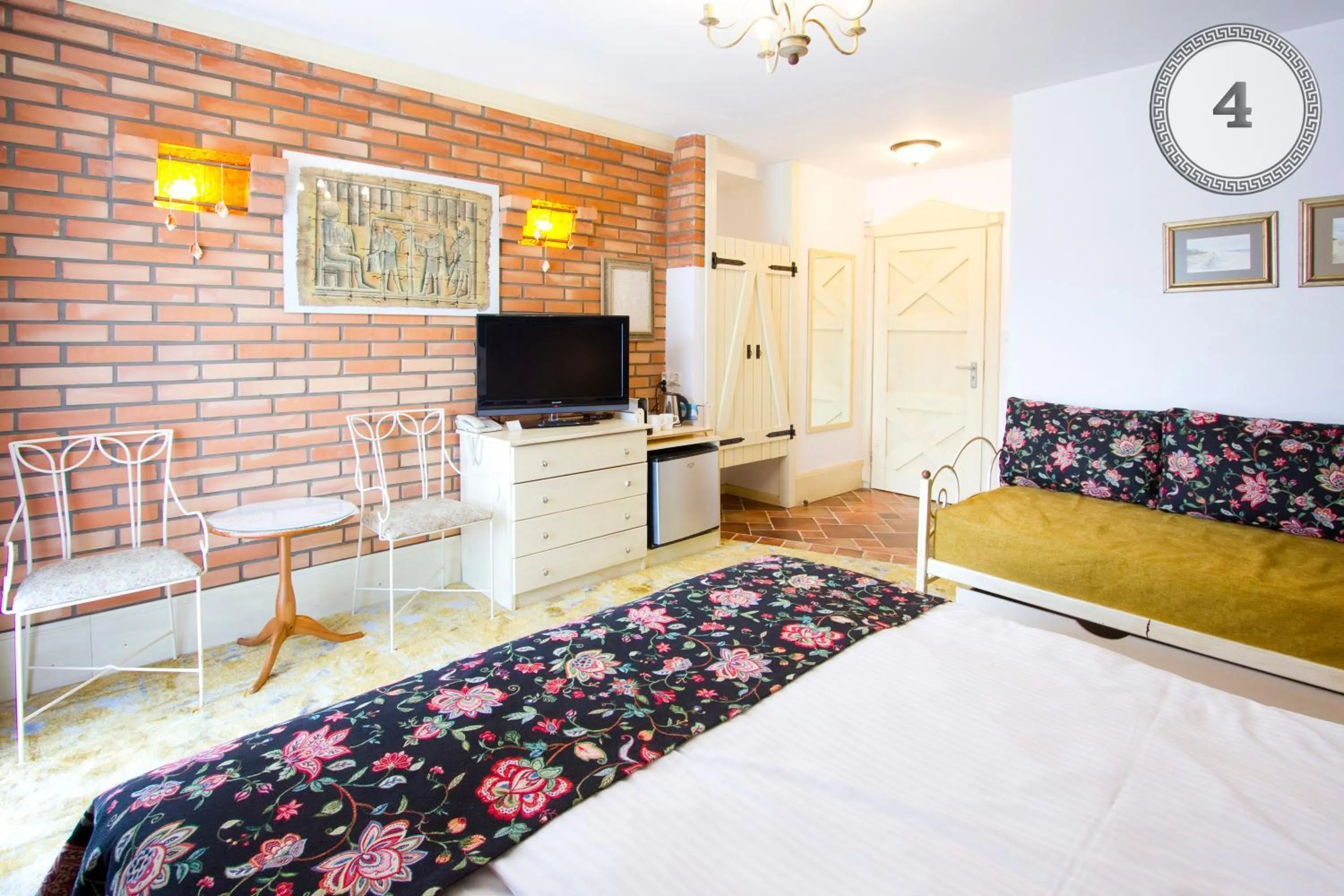 Photo of the whole room in Willa Meander