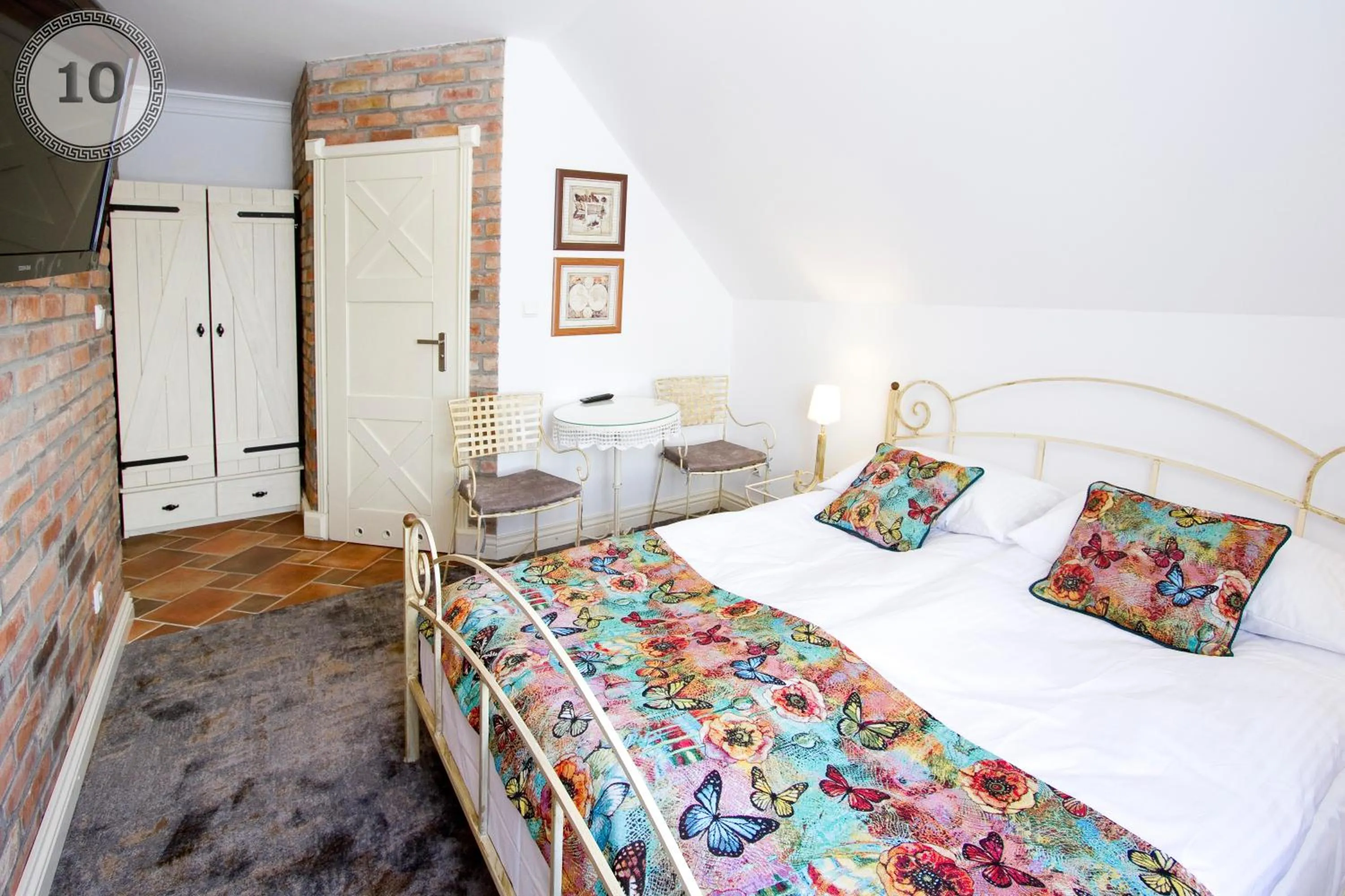 Photo of the whole room in Willa Meander