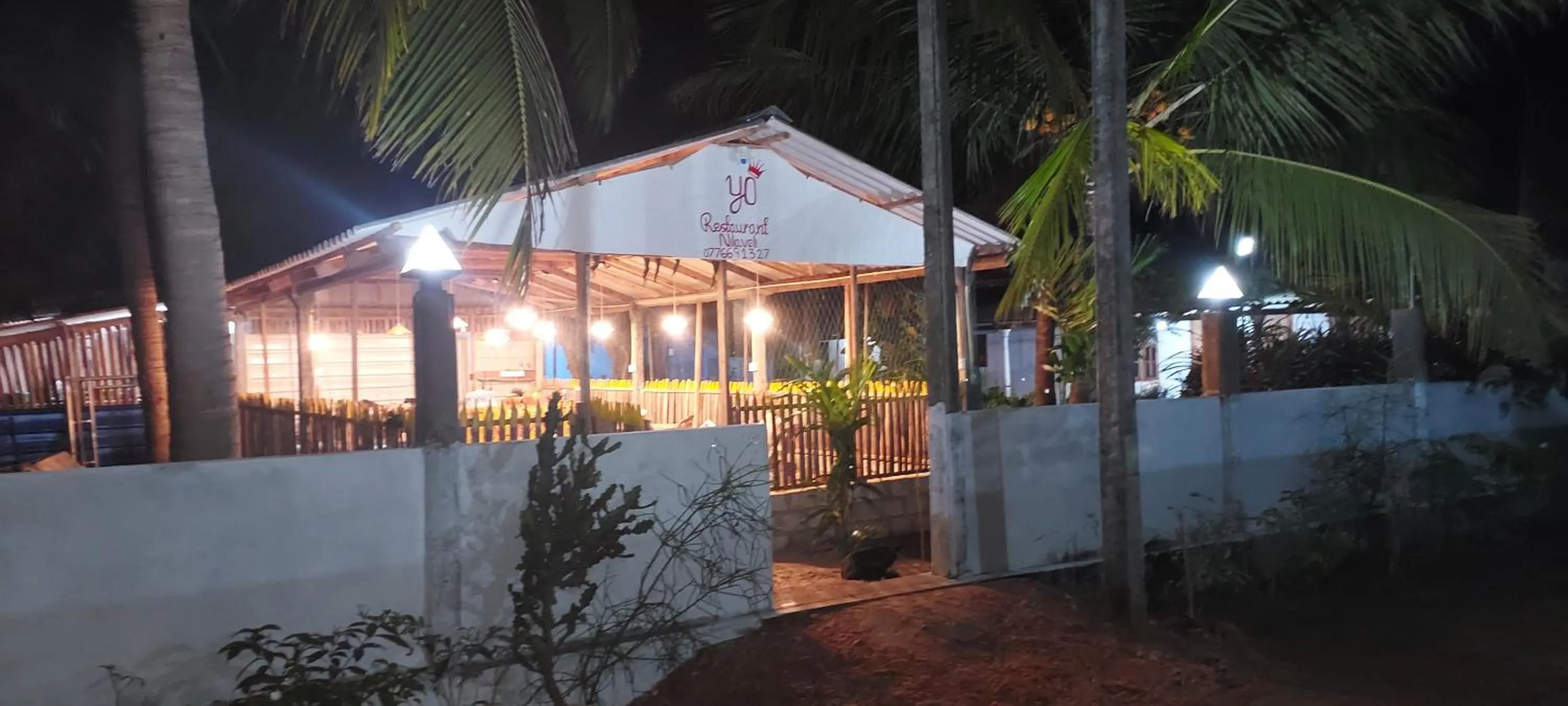 Restaurant/places to eat in Nilaveli Beach Rooms