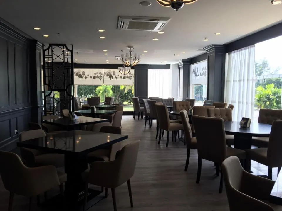 Restaurant/places to eat in D'Anggerek Serviced Apartment