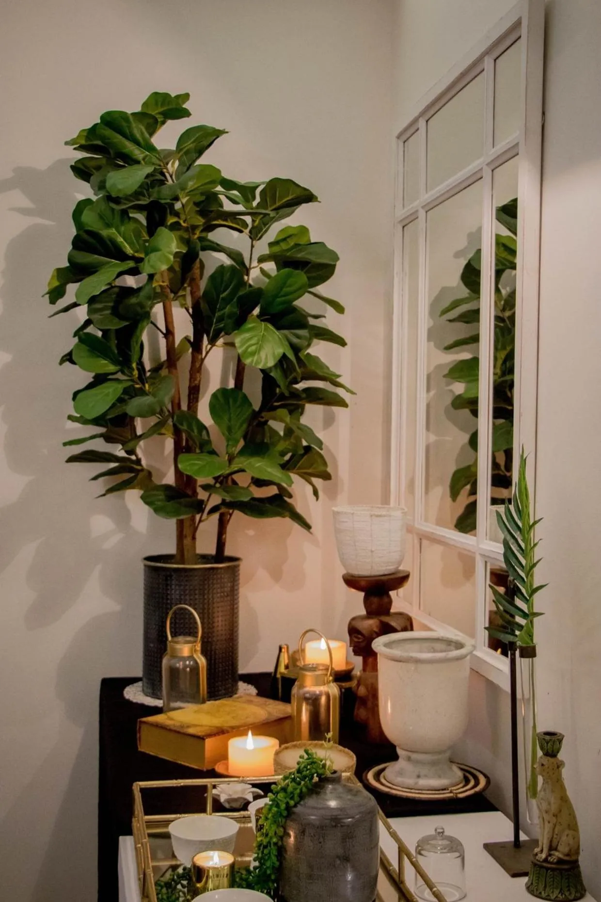 Communal lounge/ TV room in African Safari Lodge