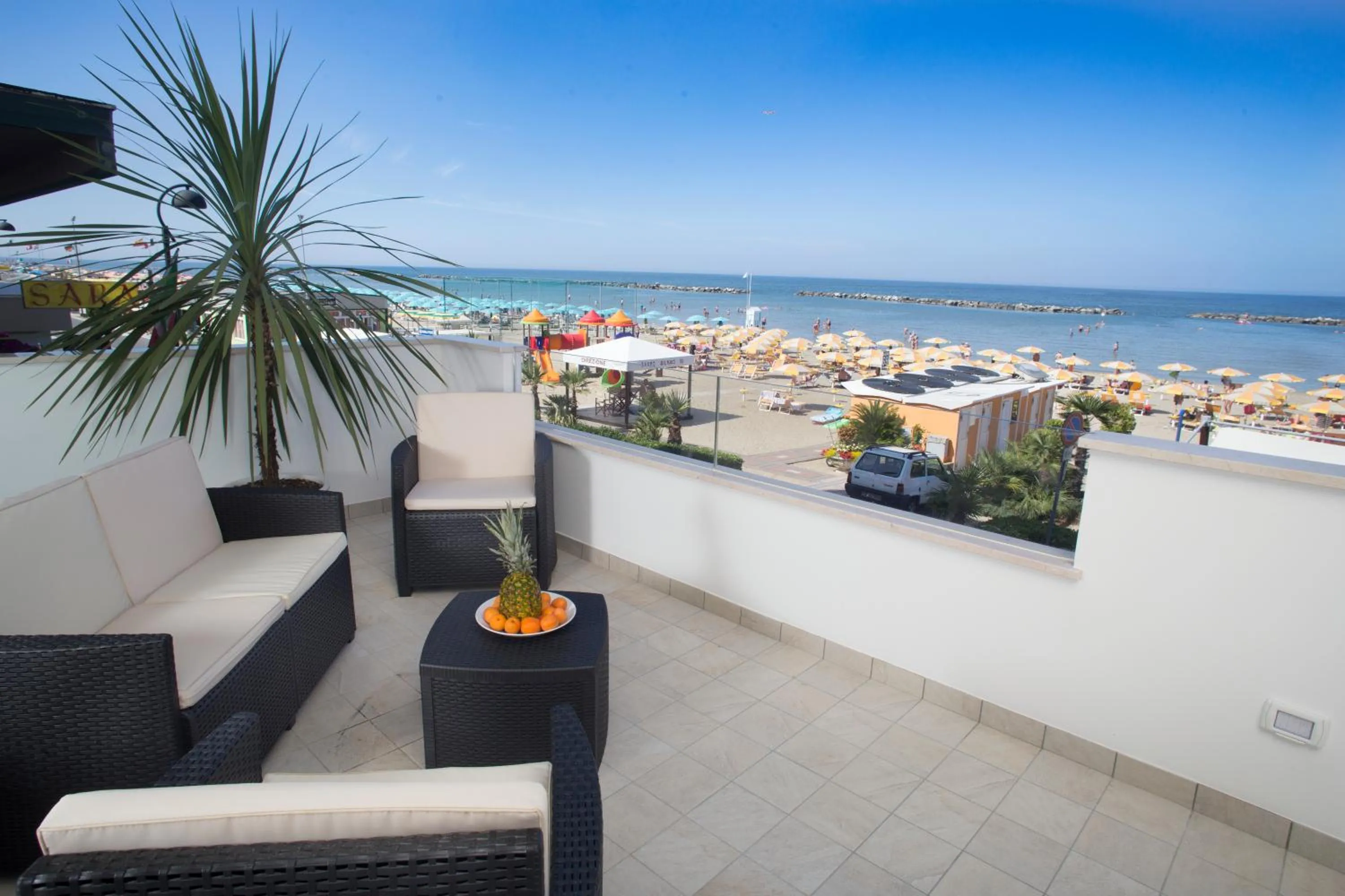 White Suite & Apartments