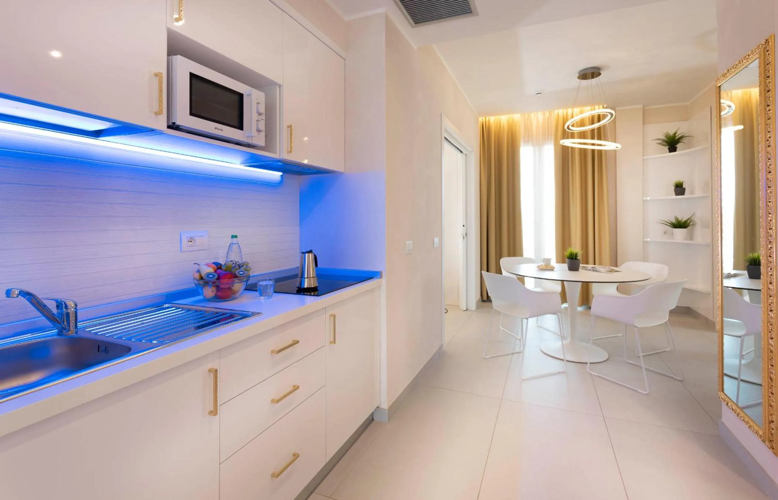 White Suite & Apartments