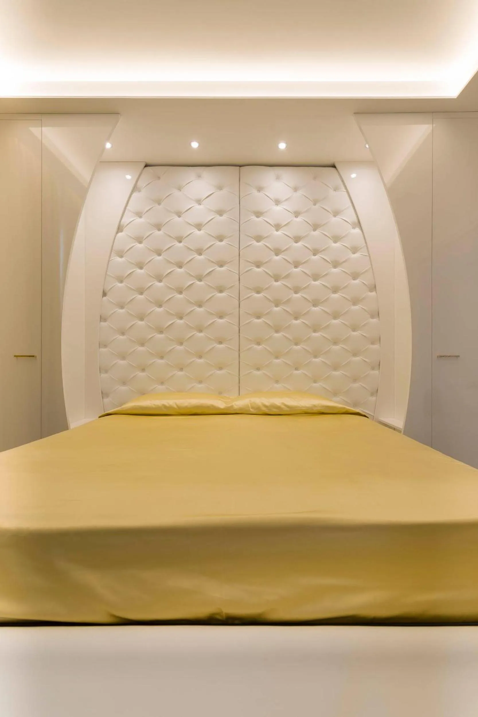 White Suite & Apartments