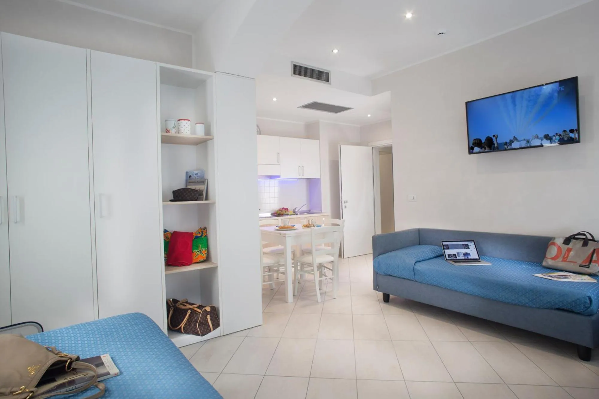 Living room, Bed in White Suite & Apartments