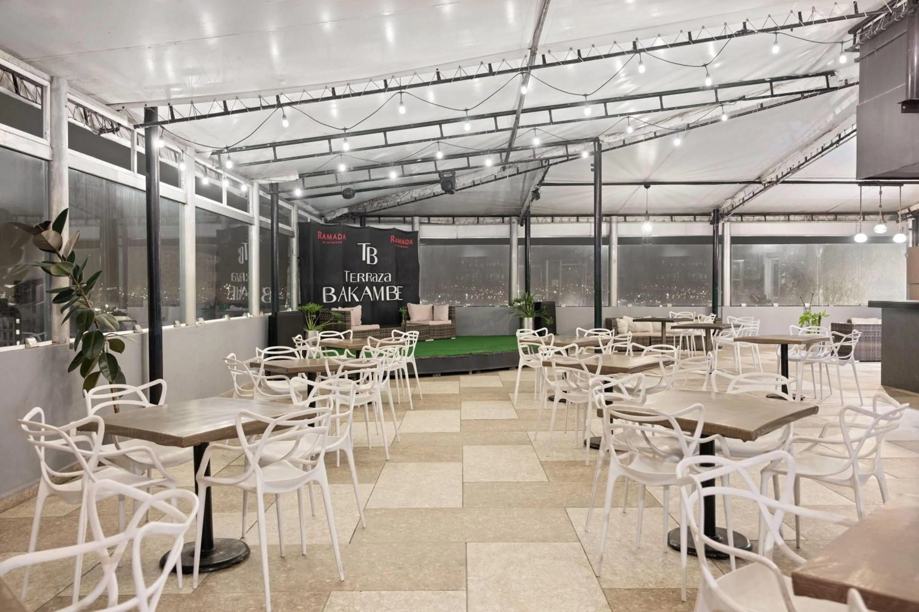 Lounge or bar in Ramada by Wyndham Tampico Centro