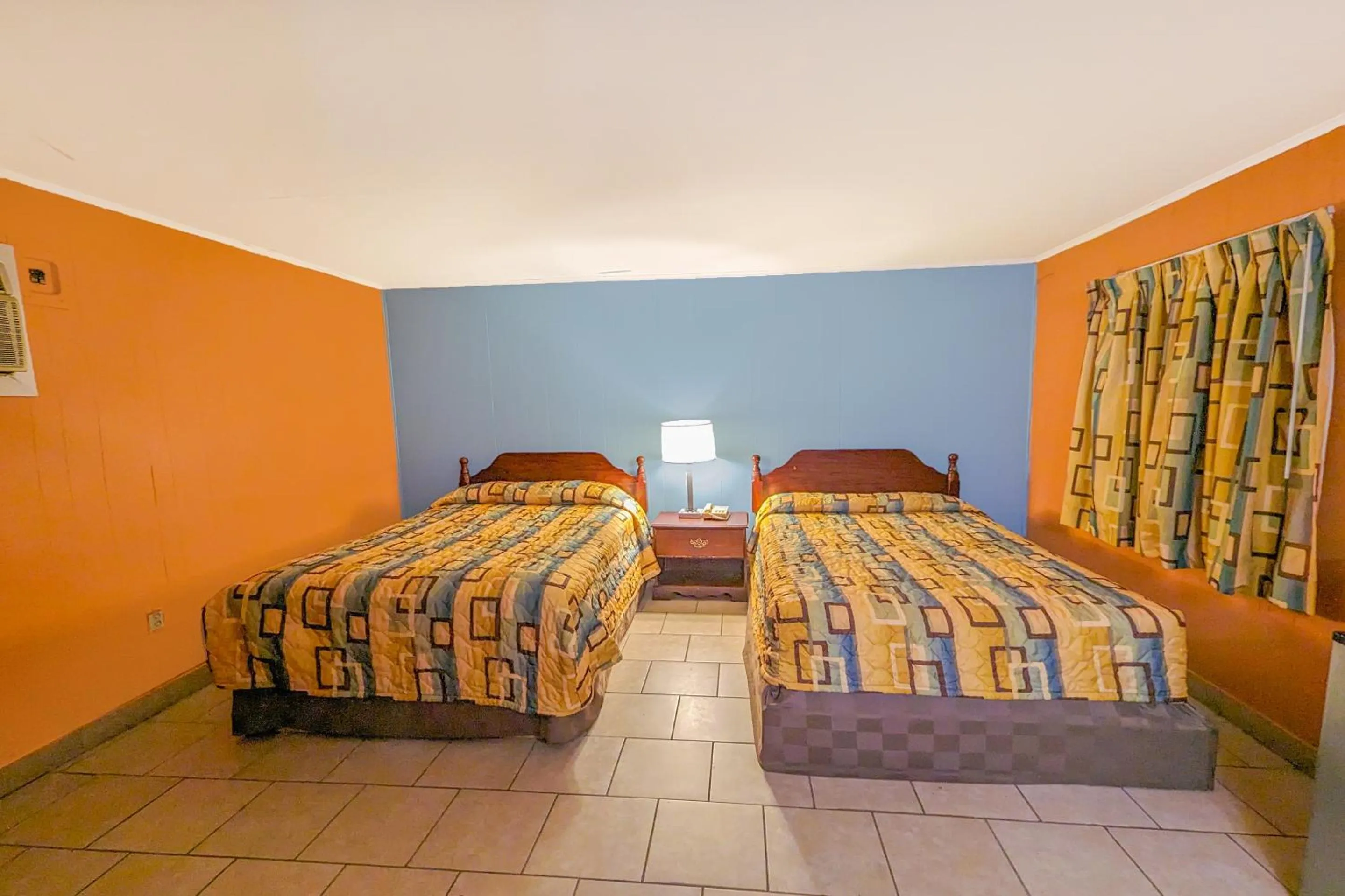 Bedroom, Bed in Economy Inn Kingsville