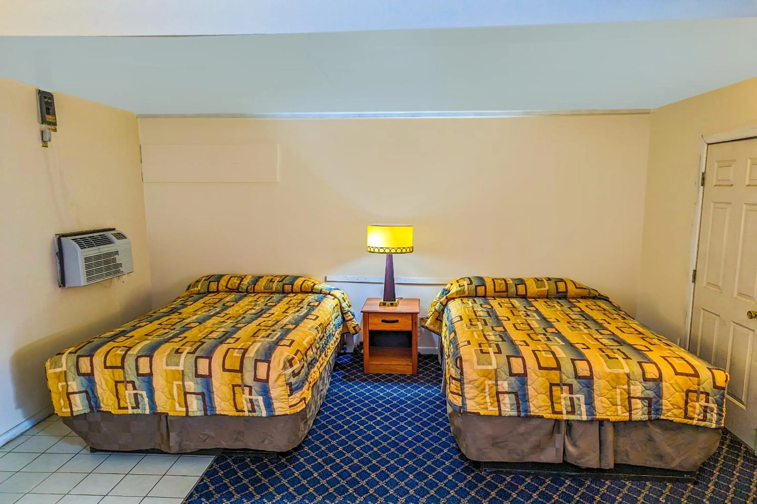 Bedroom, Bed in Economy Inn Kingsville