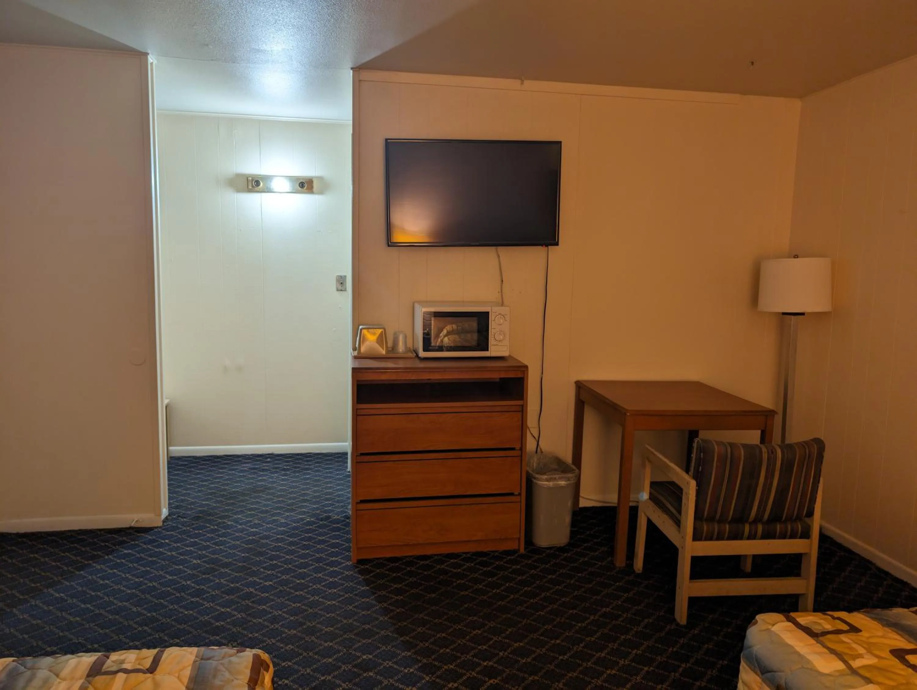 TV and multimedia, Bed in Economy Inn Kingsville