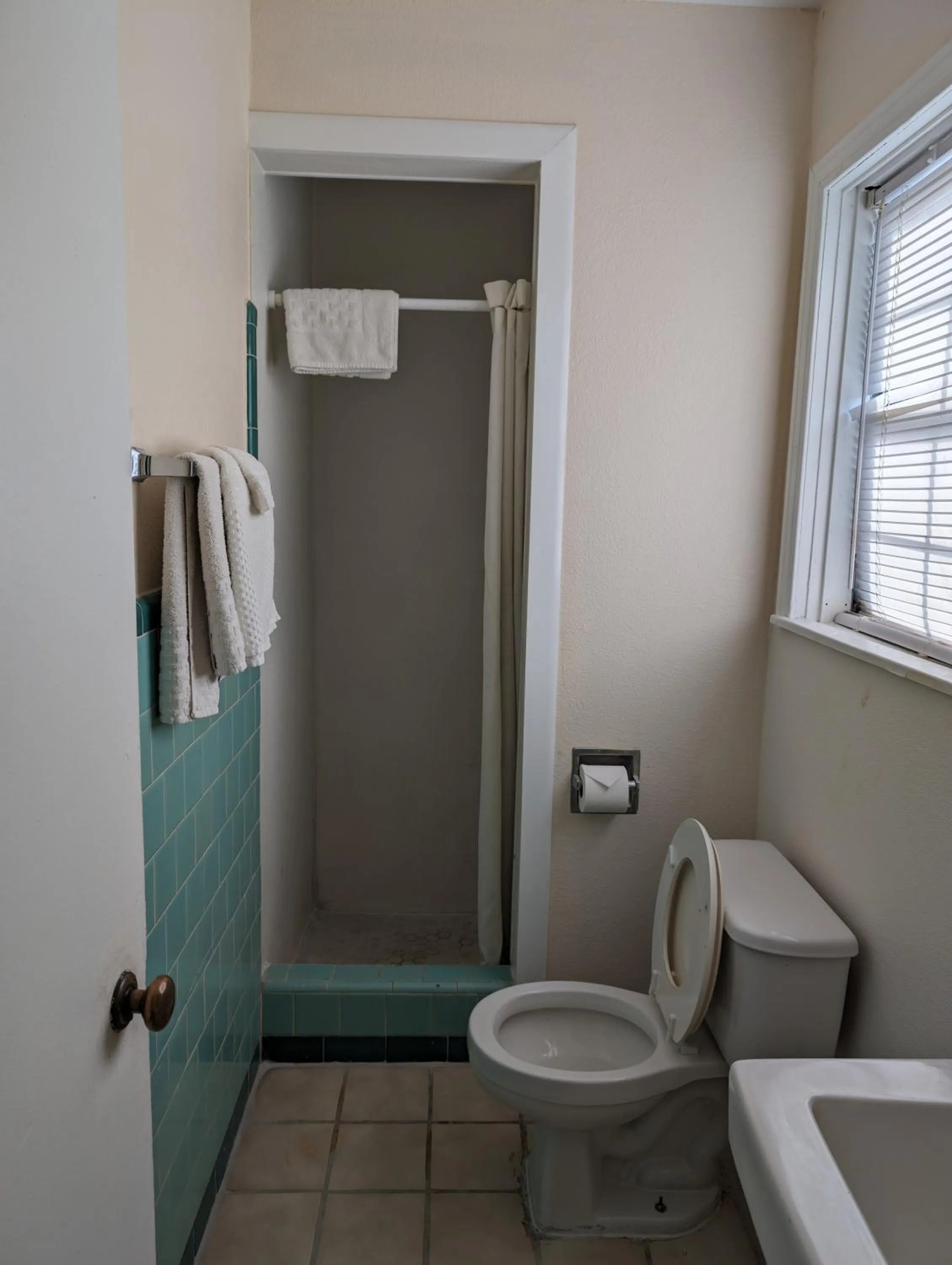 Shower in Economy Inn Kingsville