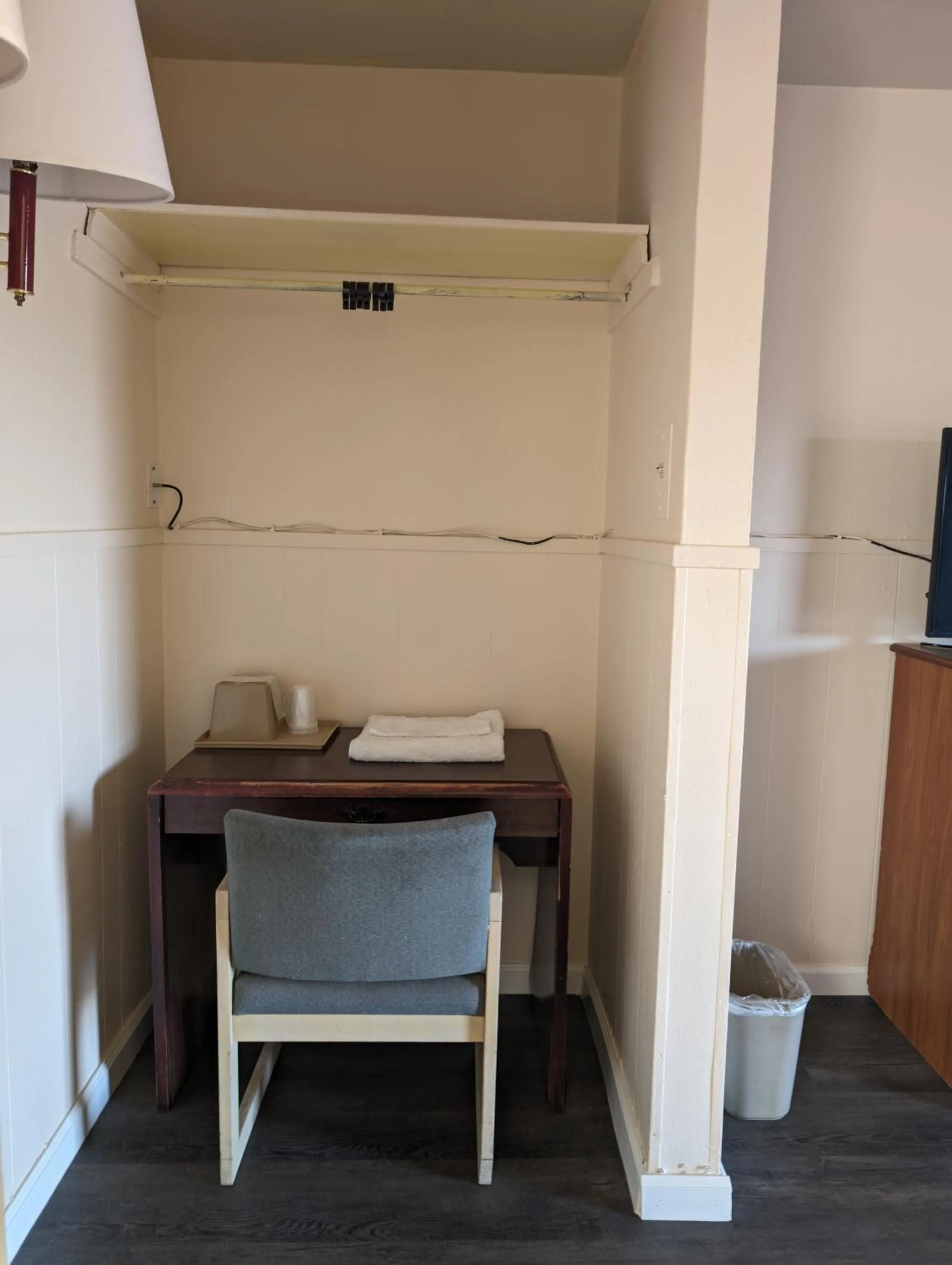 hair dresser in Economy Inn Kingsville