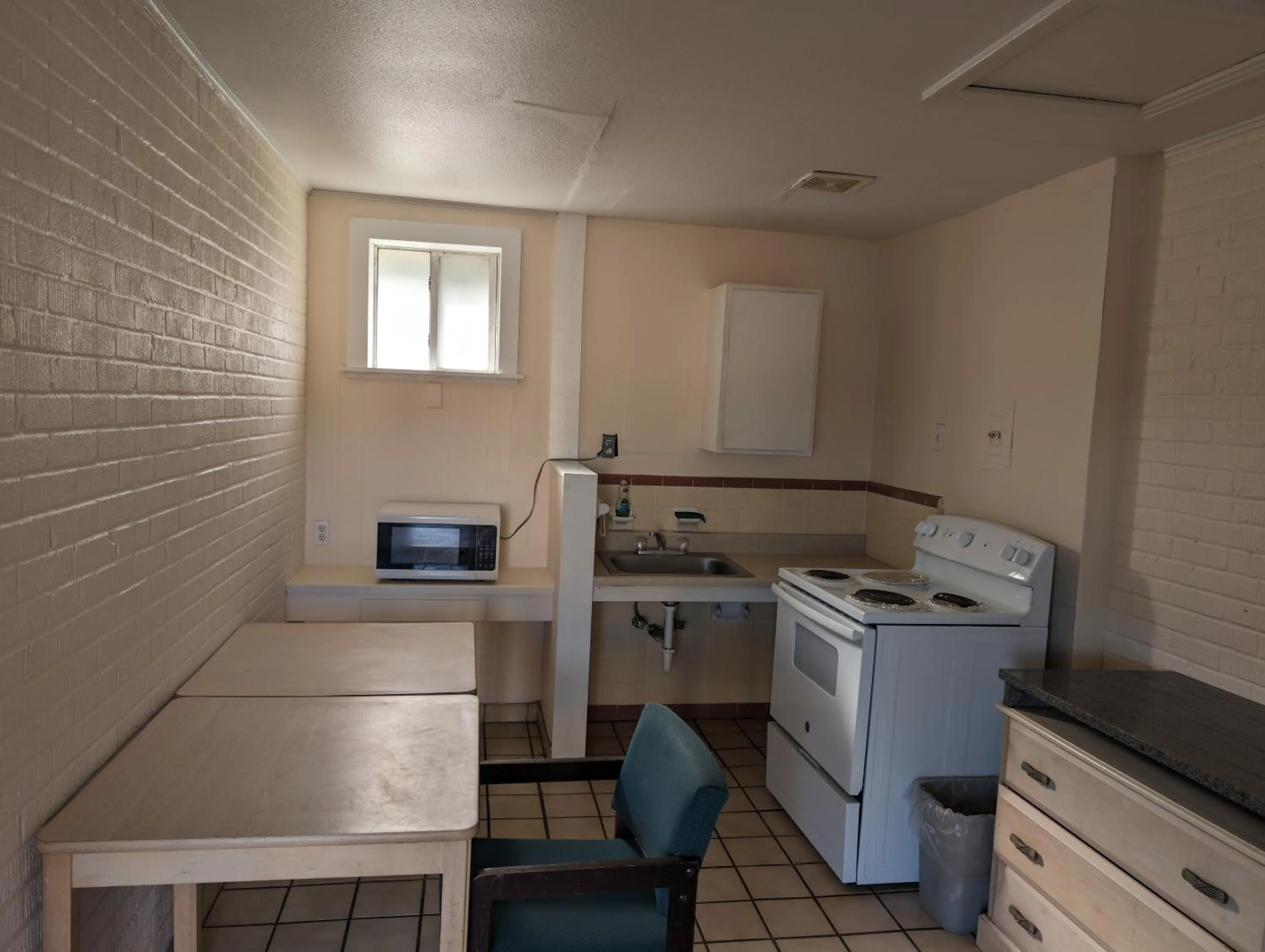 Kitchen or kitchenette in Economy Inn Kingsville