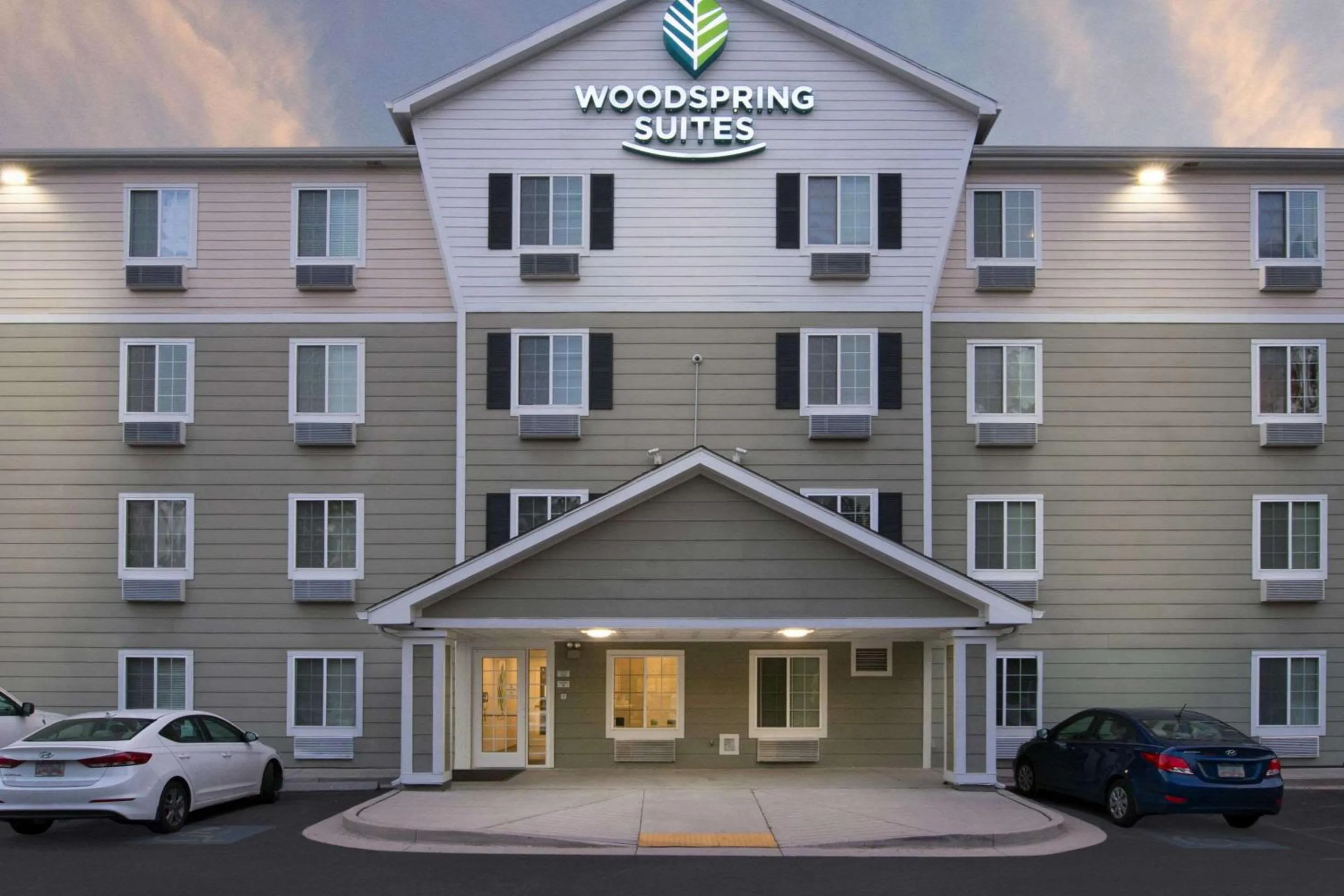 Property building in WoodSpring Suites Savannah Garden City