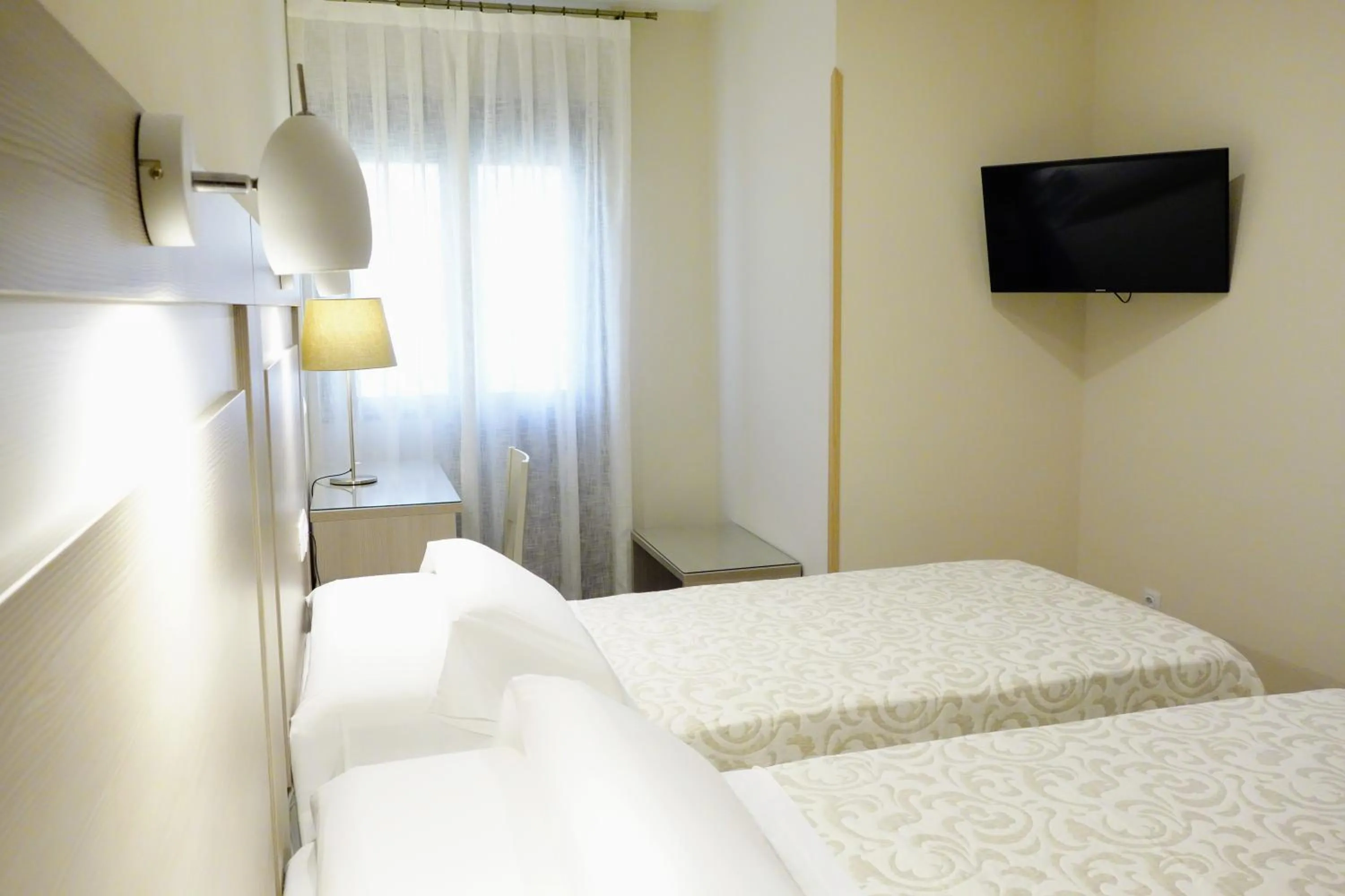 Communal lounge/ TV room, Bed in Hostal Toledo