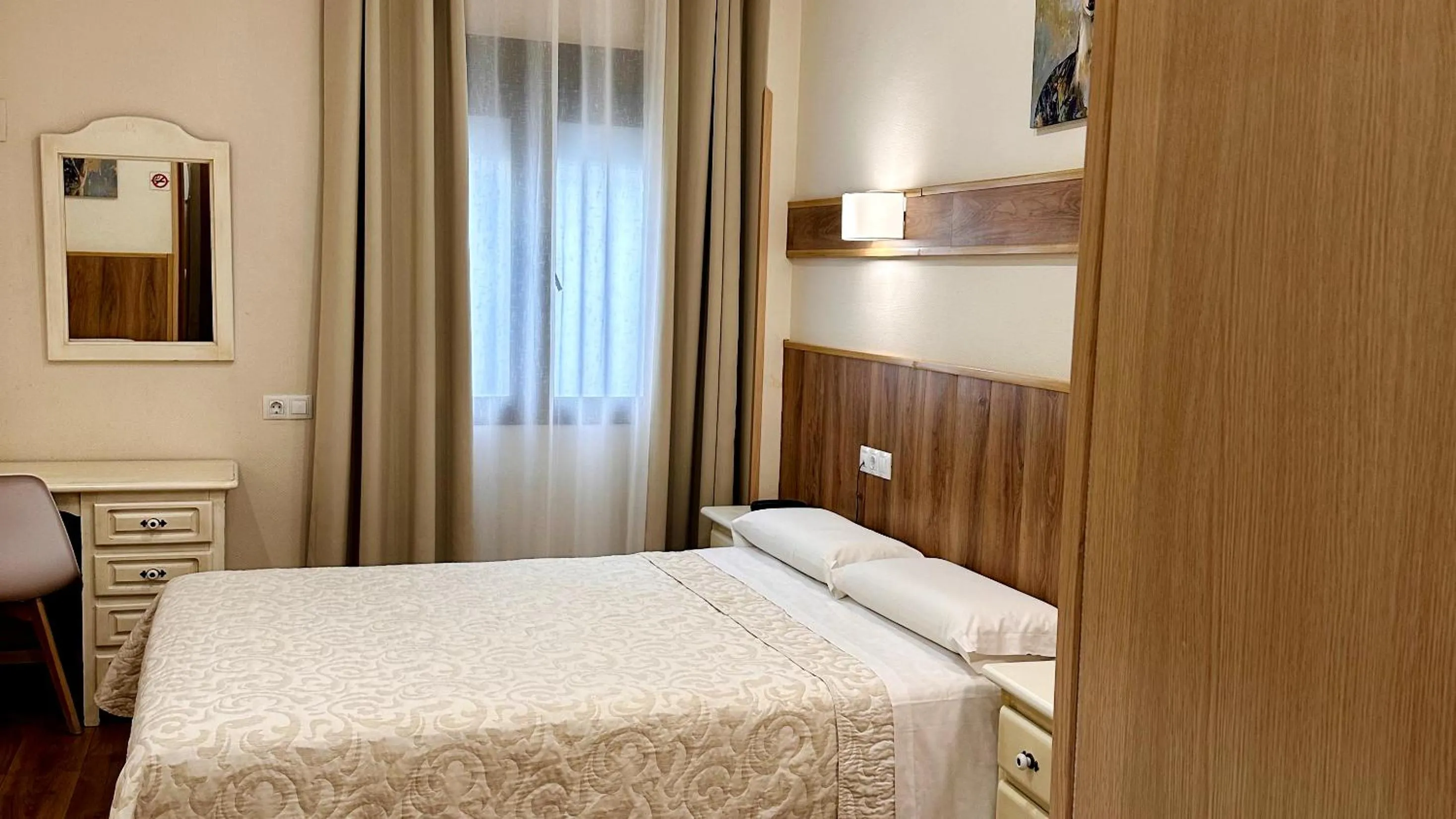 Bed in Hostal Toledo