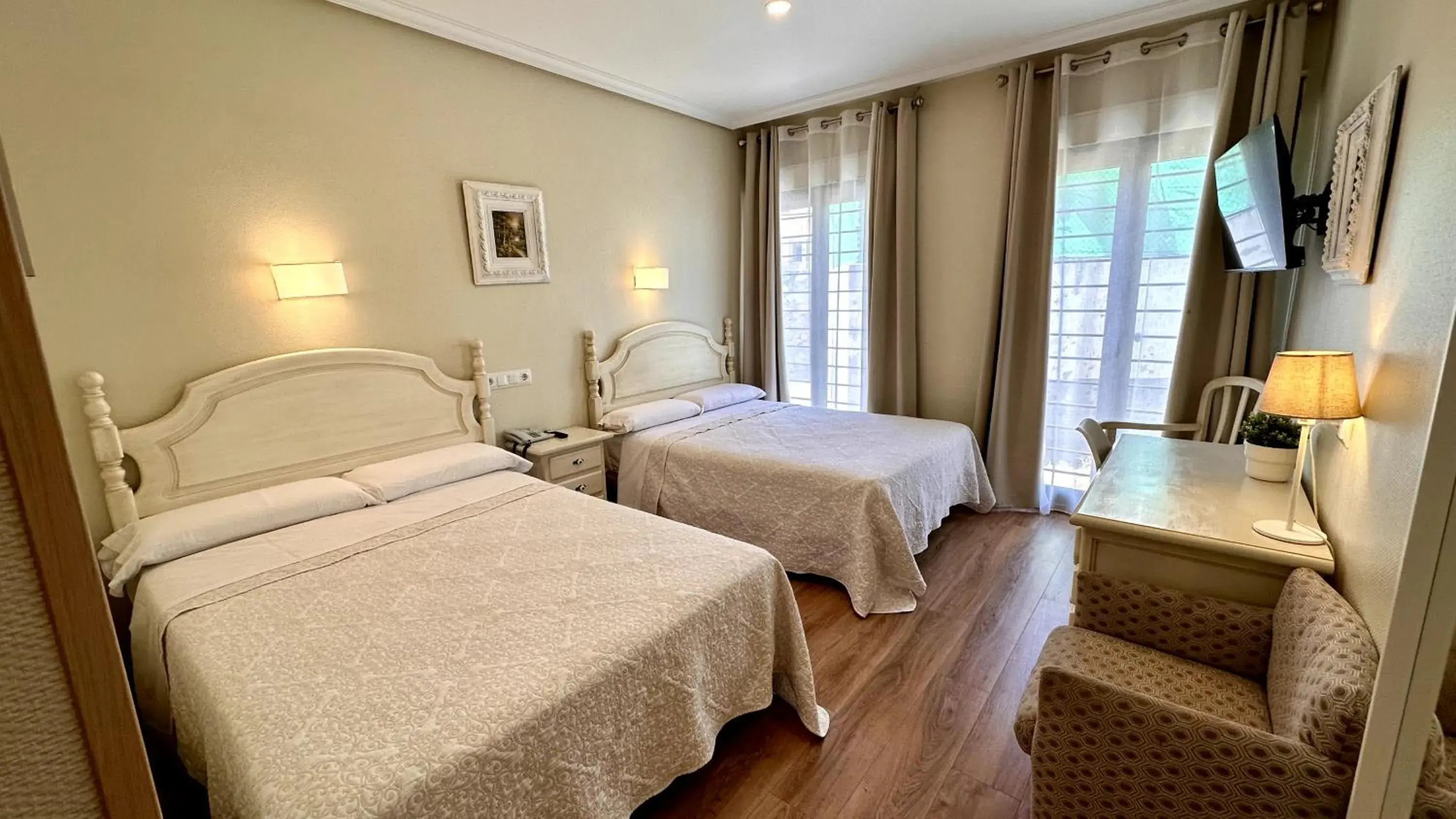 Quadruple Room in Hostal Toledo Quadruple Room in Hostal Toledo