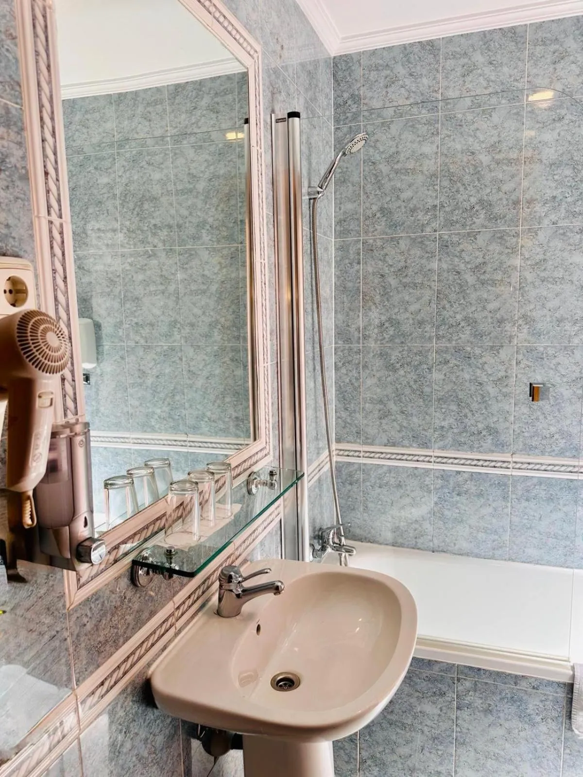 Bathroom in Hostal Toledo