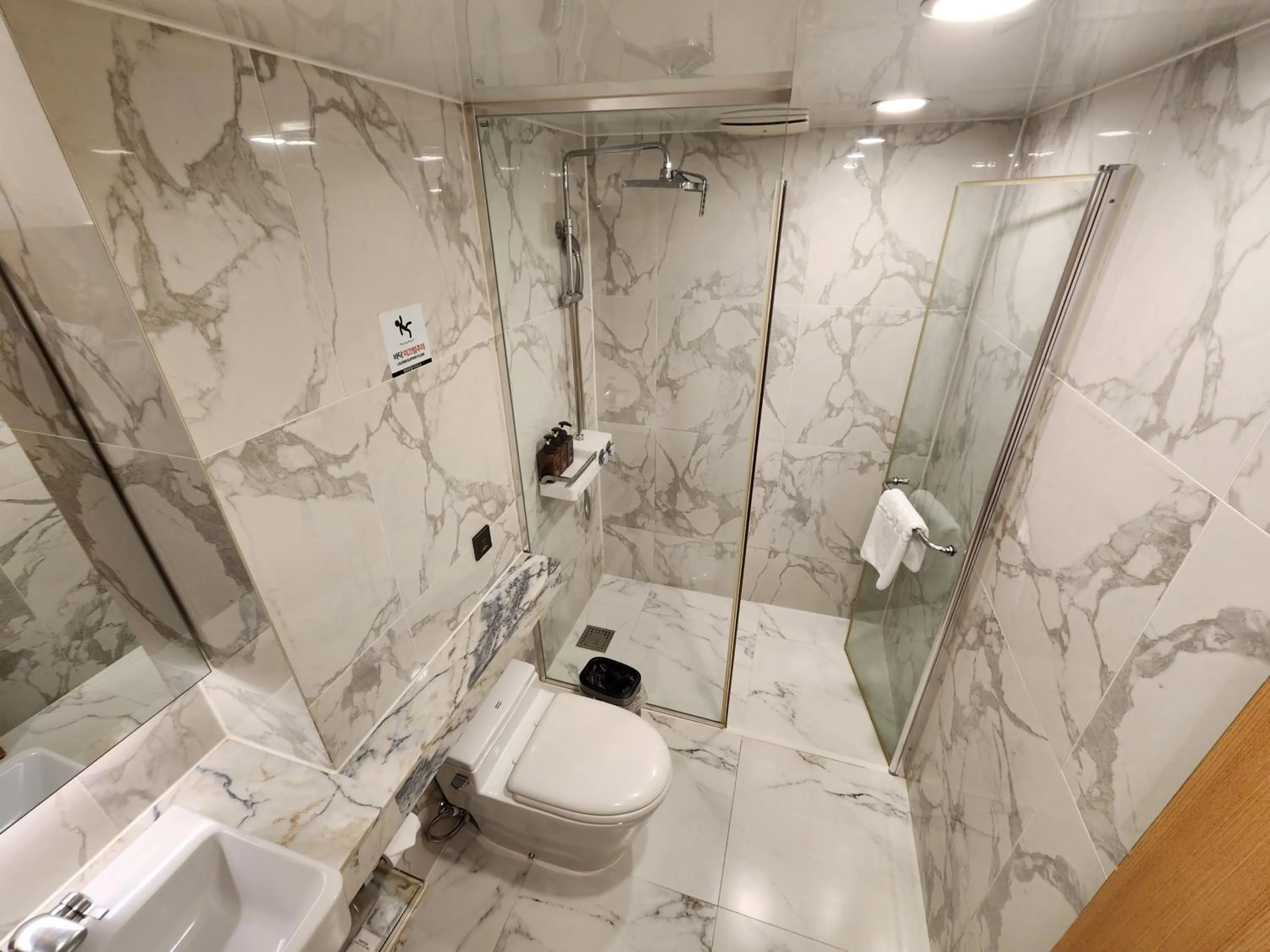 Toilet in Seogwipo JS Hotel