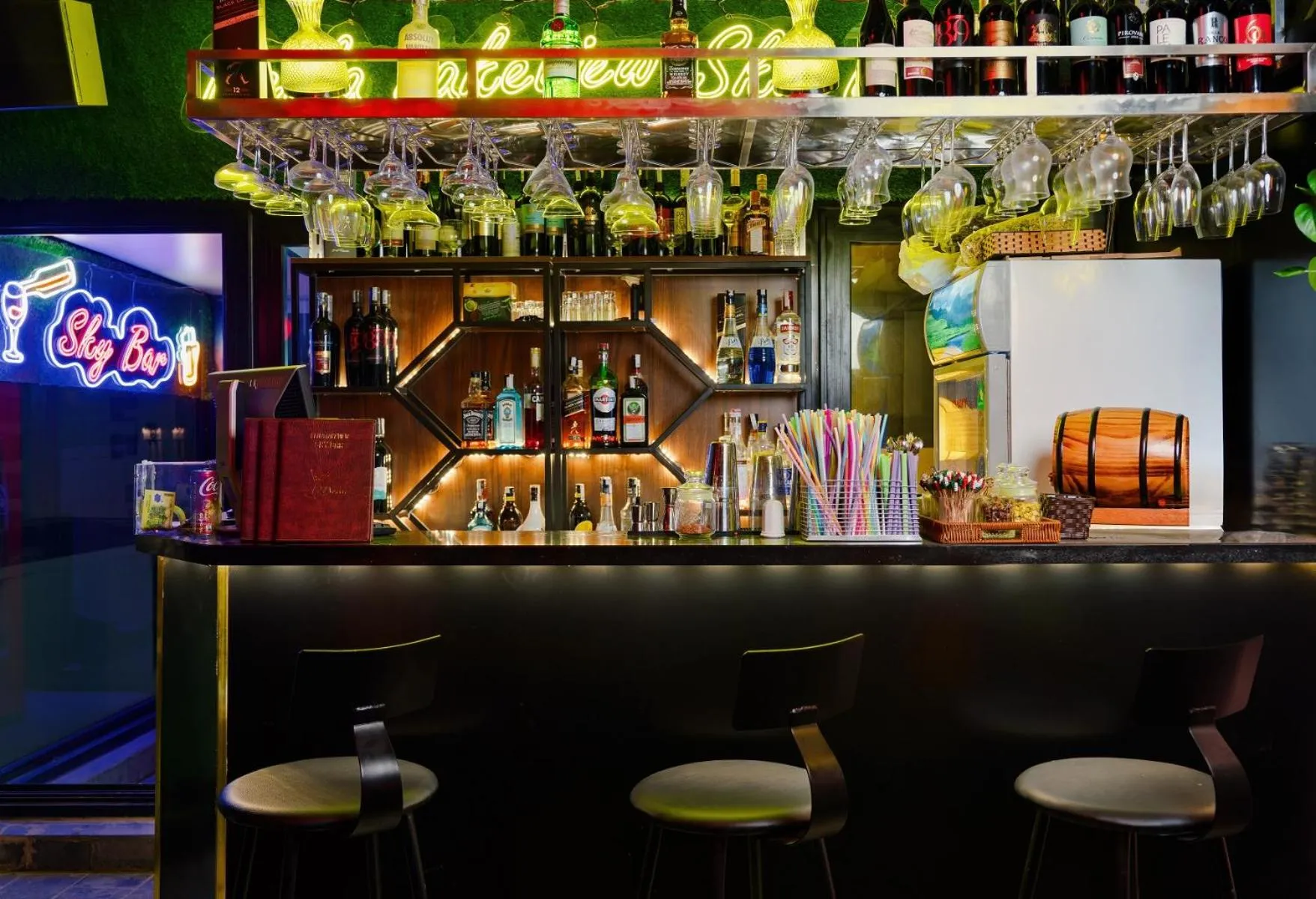 Lounge or bar in Bella Rosa Suite Hotel & Spa