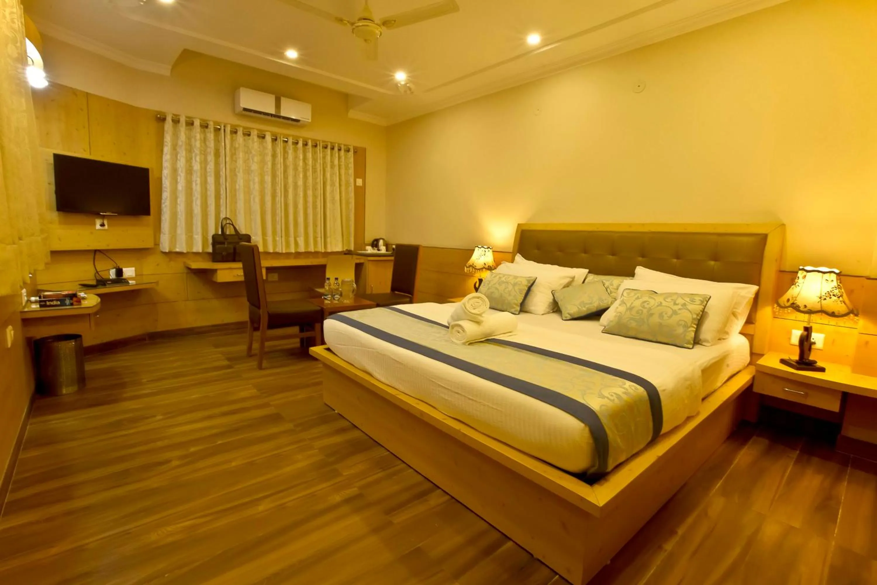 Photo of the whole room, Bed in Quartz Himalayan Brothers