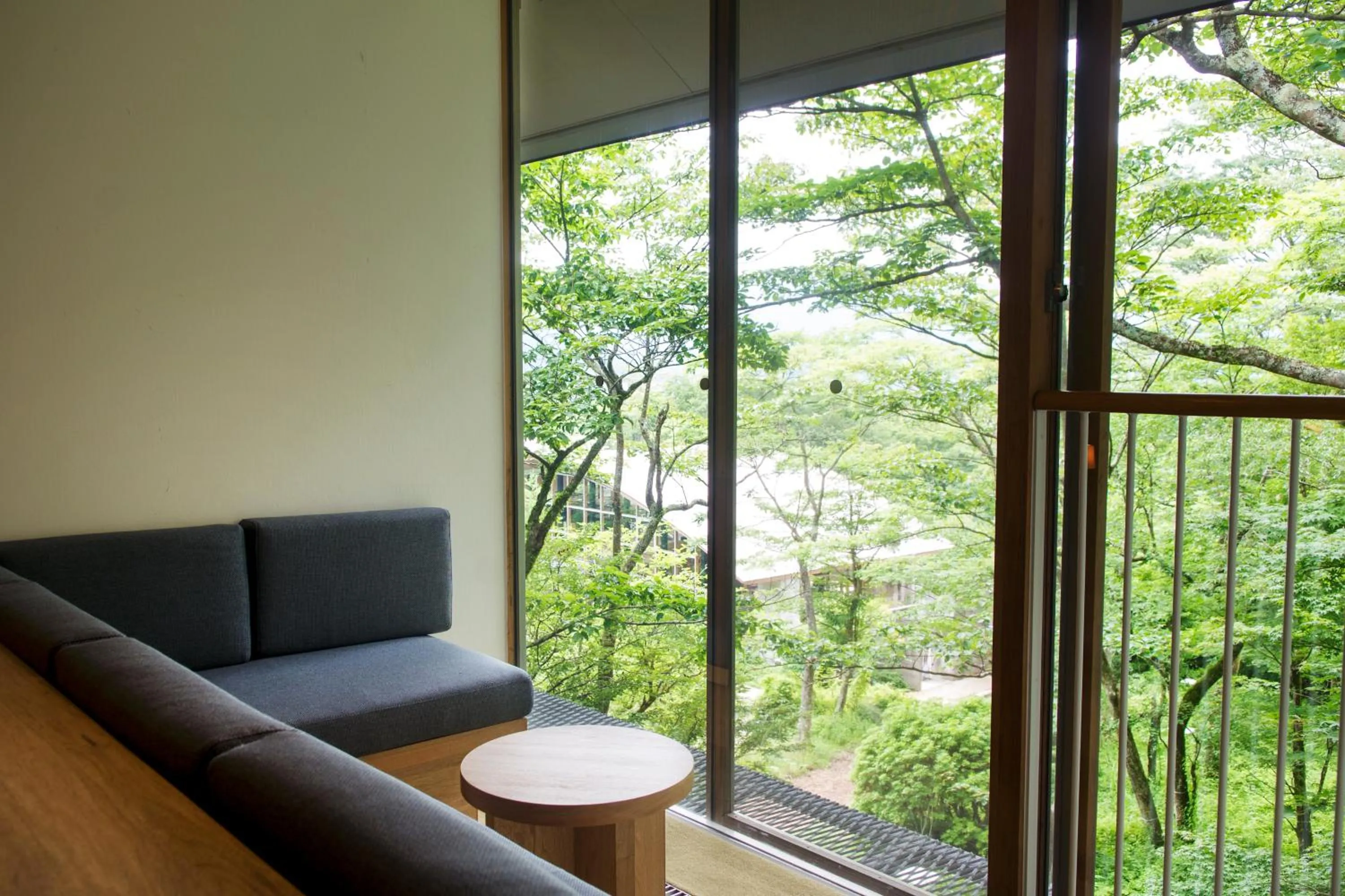 Seating area in Hakone Retreat Före