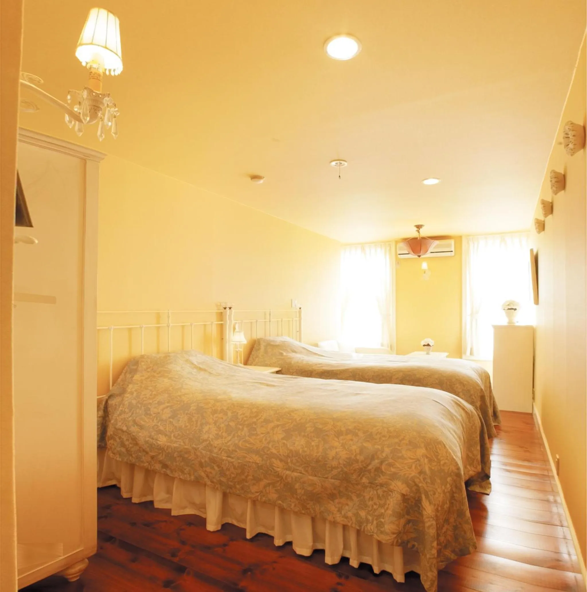 Photo of the whole room, Bed in Mistral