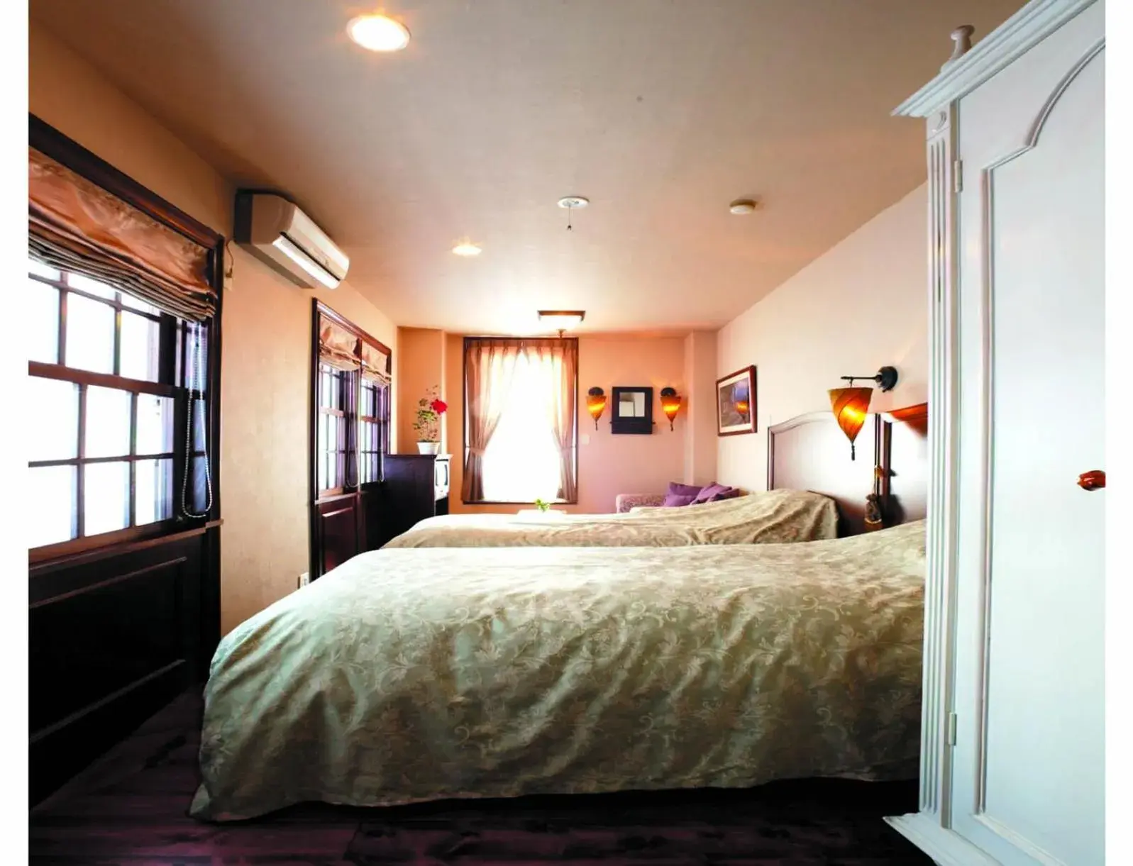 Twin Room with Shared Bathroom - single occupancy - Non-Smoking in Mistral Twin Room with Shared Bathroom - single occupancy - Non-Smoking in Mistral