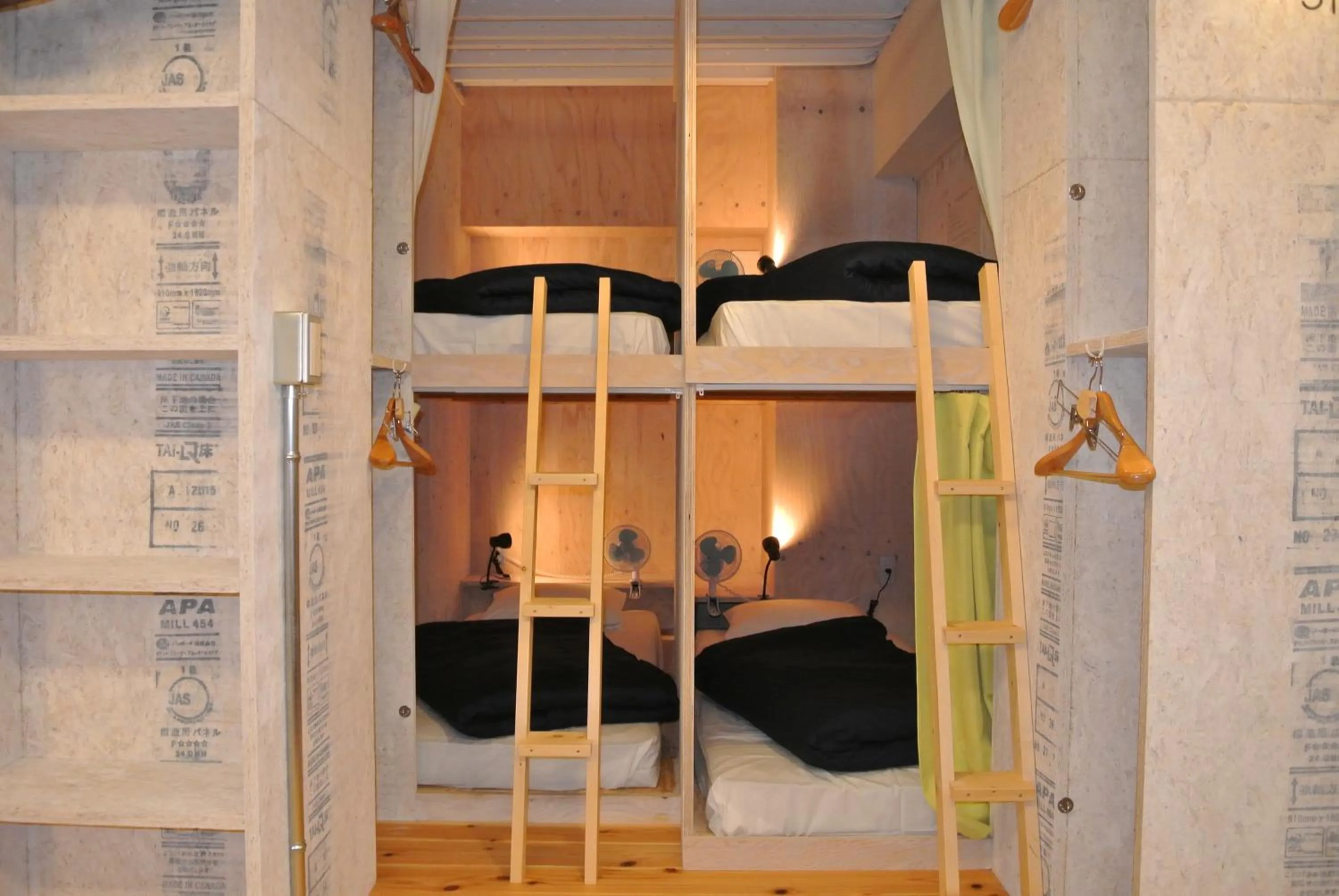 bunk bed, Bed in Backpackers Hotel NOOSA JAPAN in Takatsuki Tonda