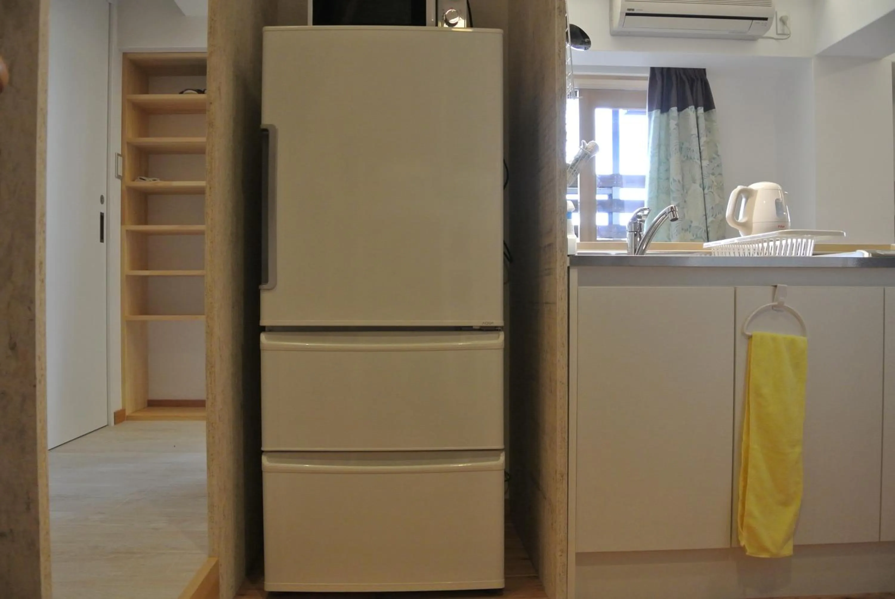 Communal kitchen in Backpackers Hotel NOOSA JAPAN in Takatsuki Tonda