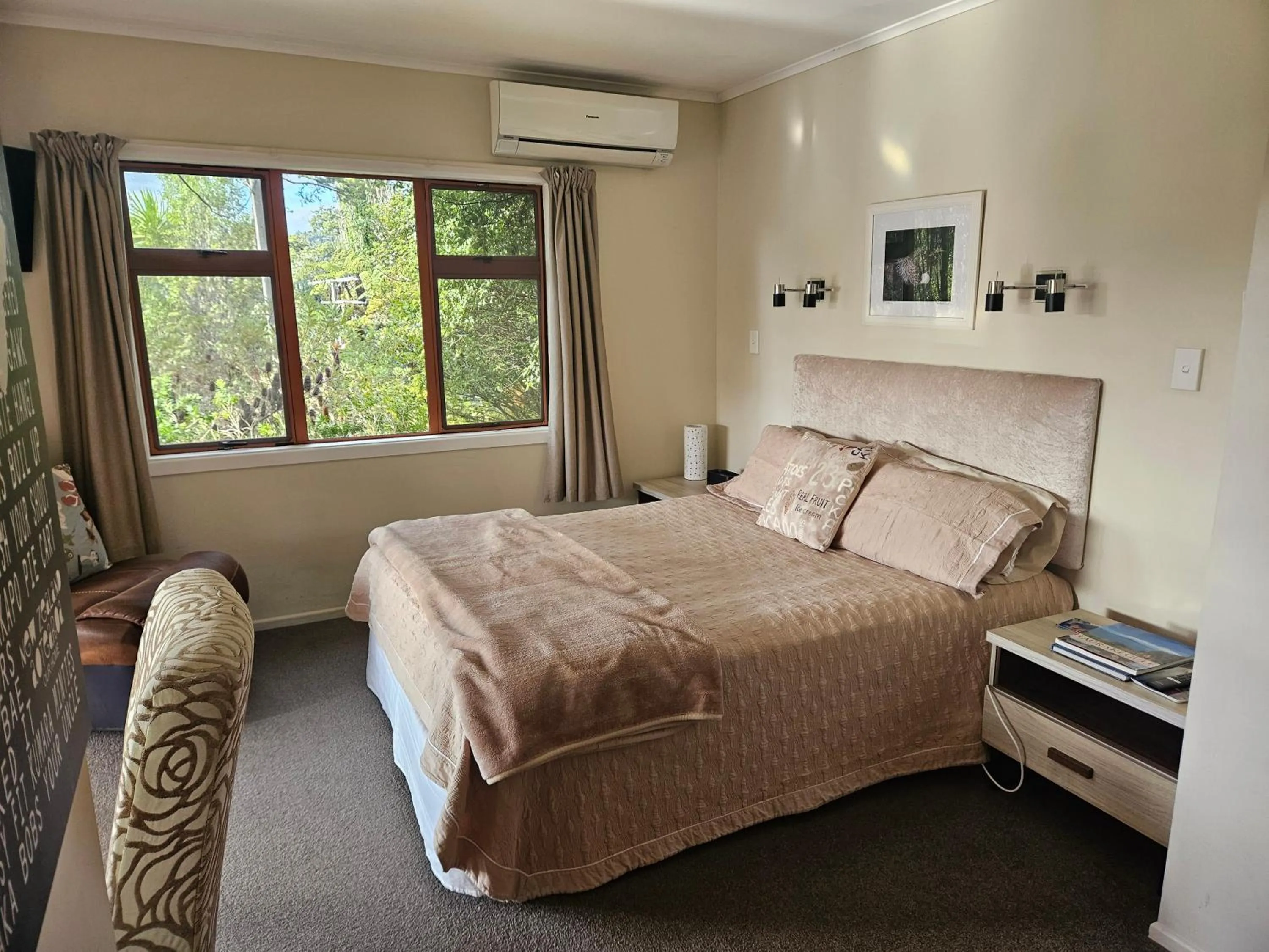 Bed in Waitomo Caves Guest Lodge