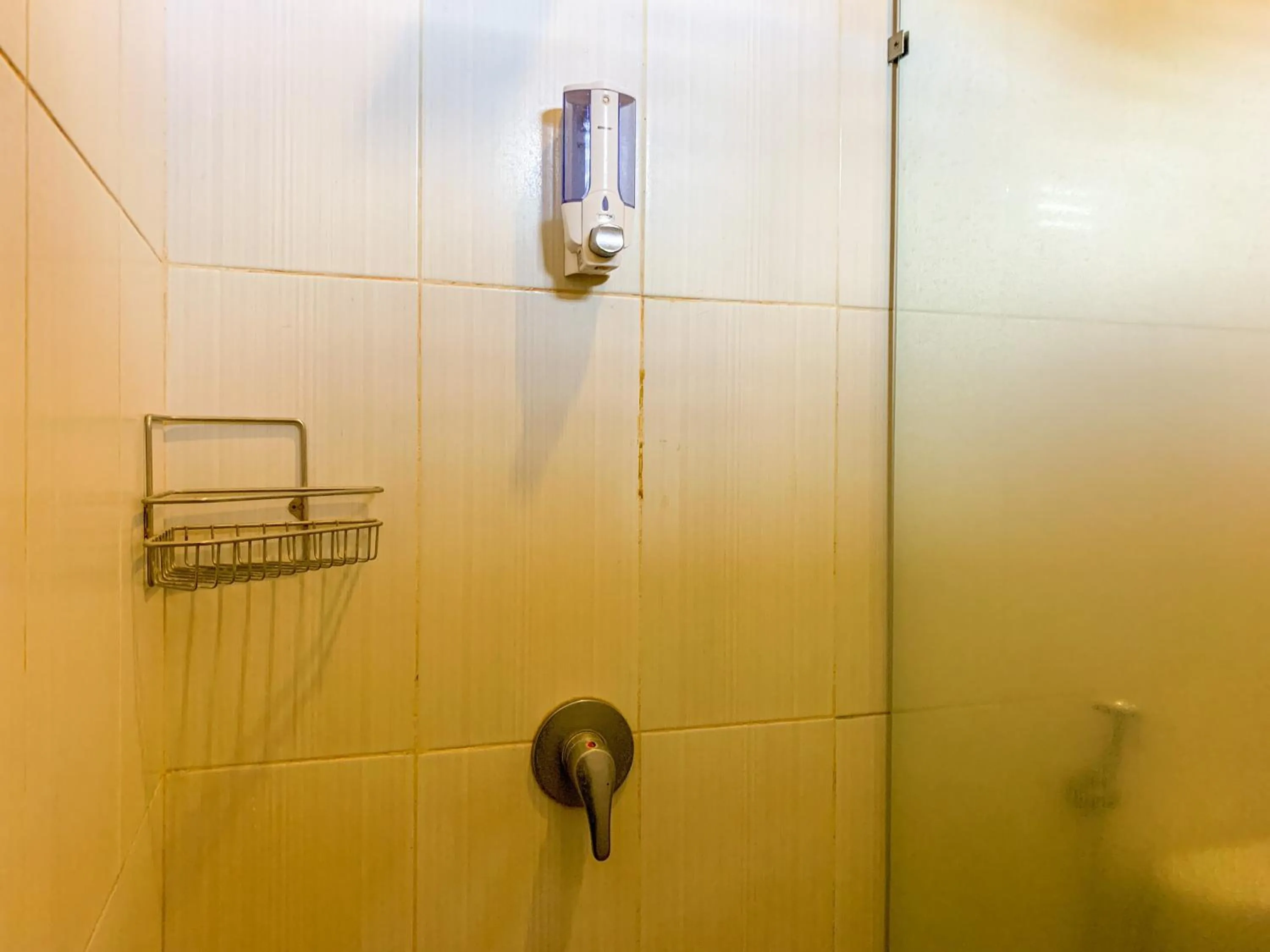 Shower in Urbanview Sasono Putro Condoongcatur by RedDoorz