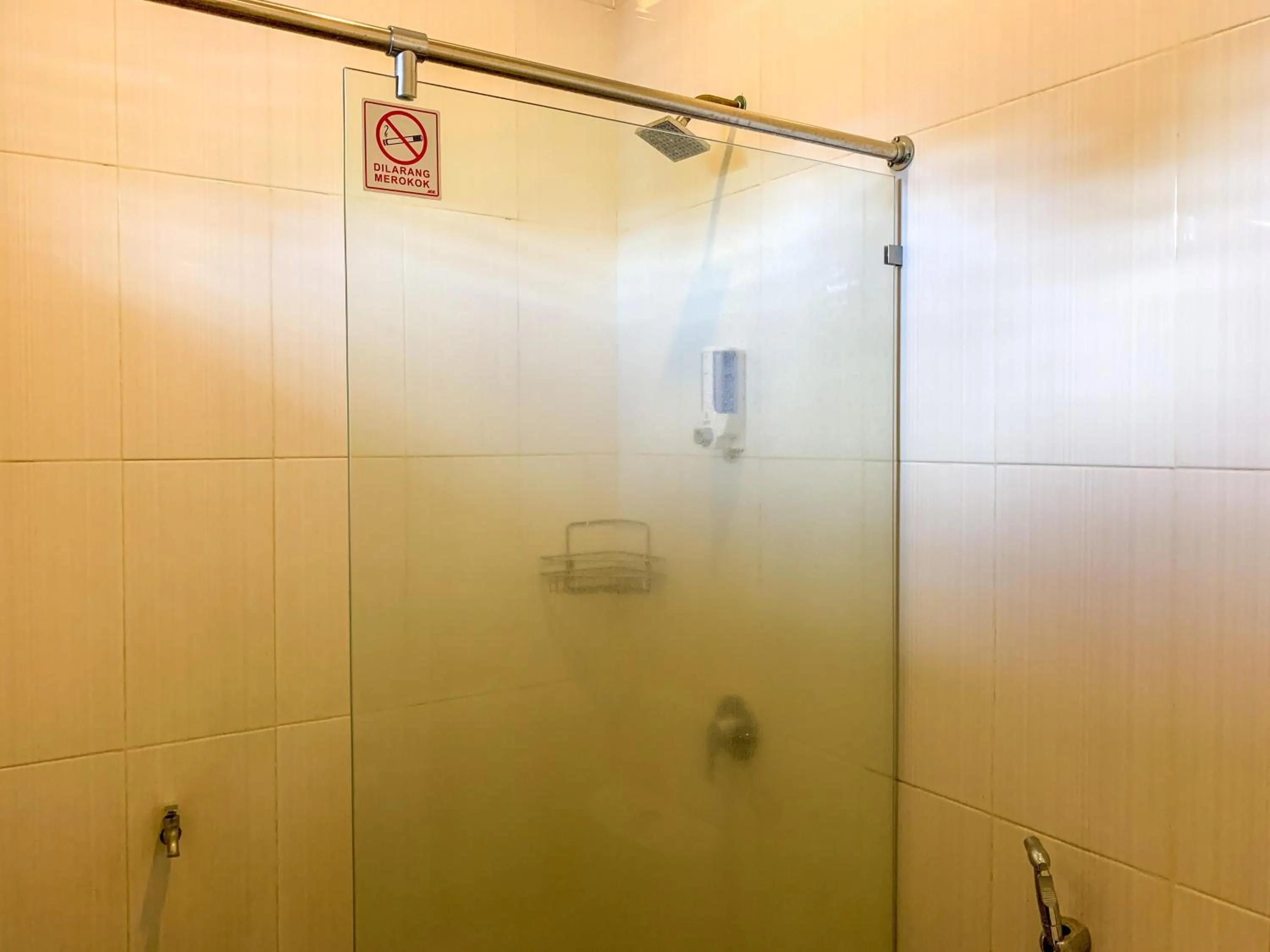 Shower in Urbanview Sasono Putro Condoongcatur by RedDoorz