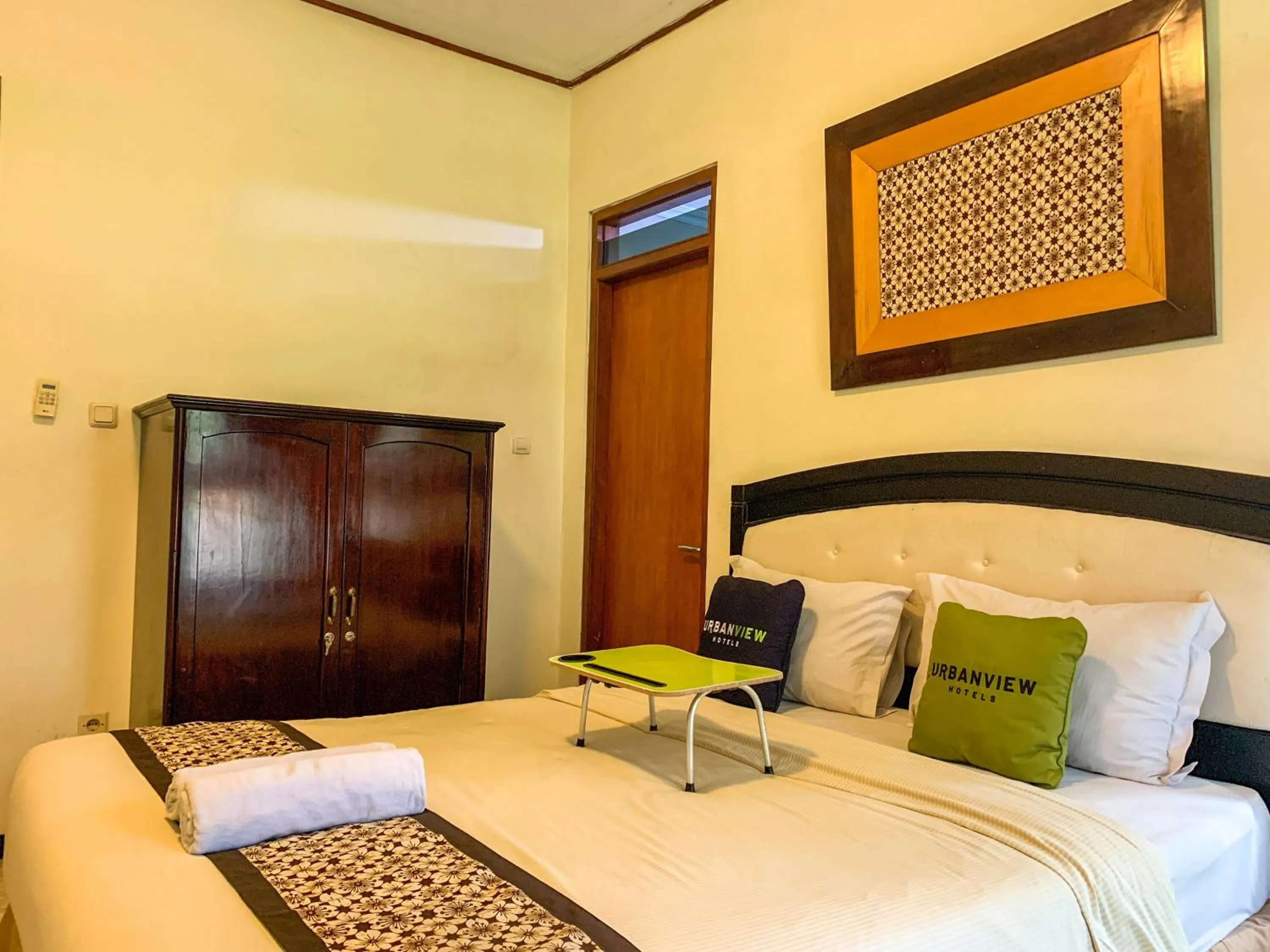 Bed in Urbanview Sasono Putro Condoongcatur by RedDoorz