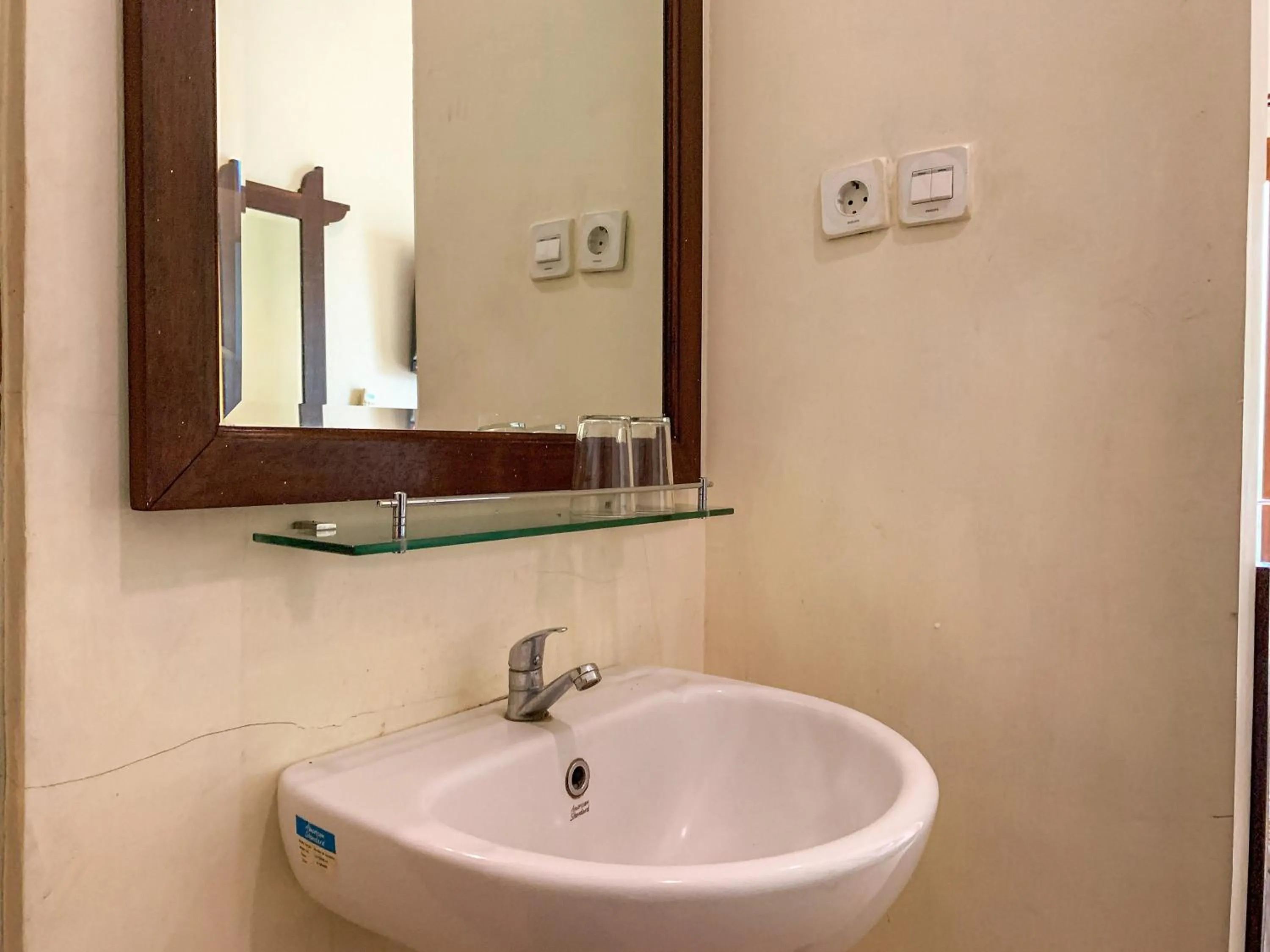 Bathroom in Urbanview Sasono Putro Condoongcatur by RedDoorz