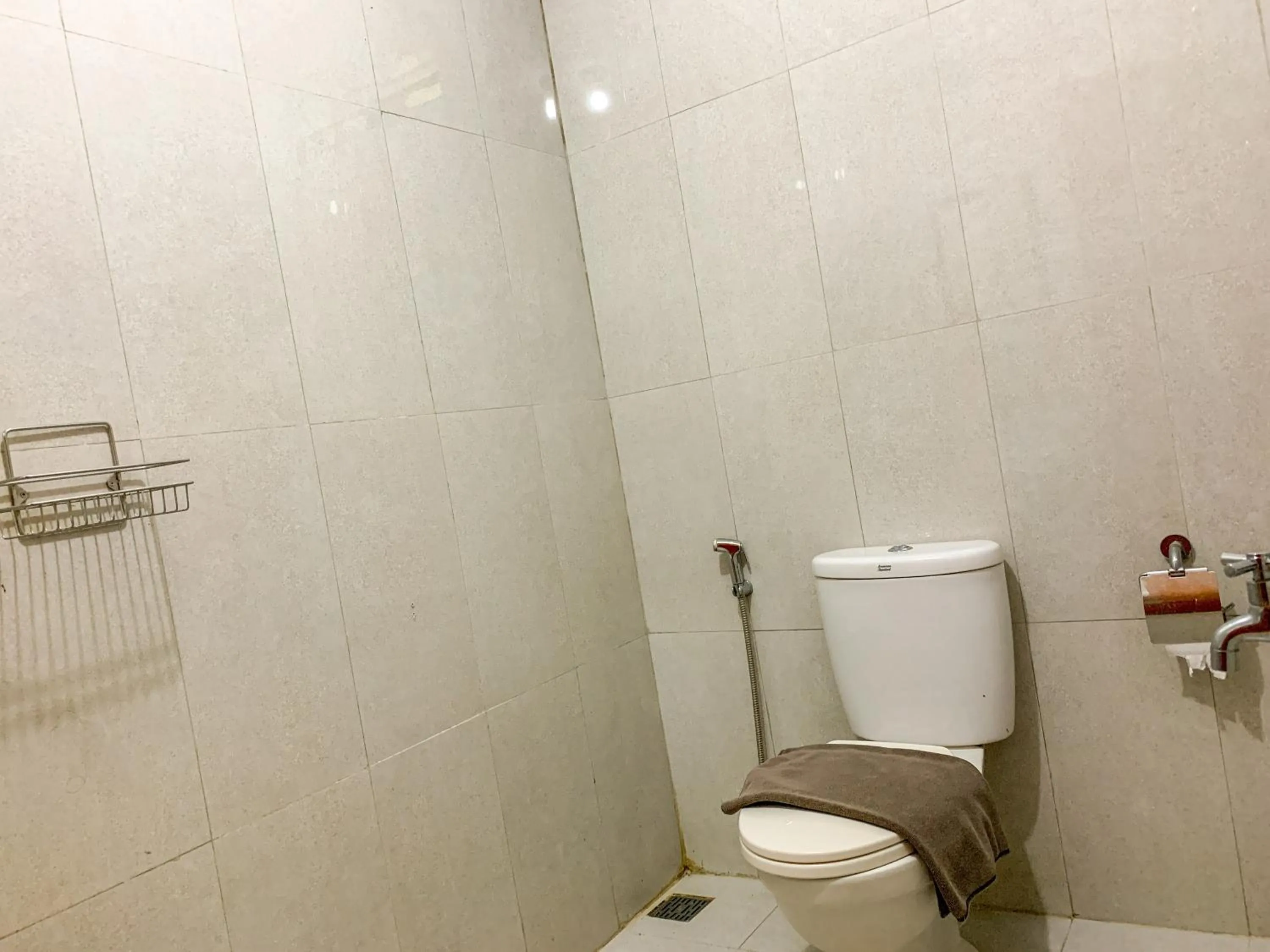 Toilet in Urbanview Sasono Putro Condoongcatur by RedDoorz