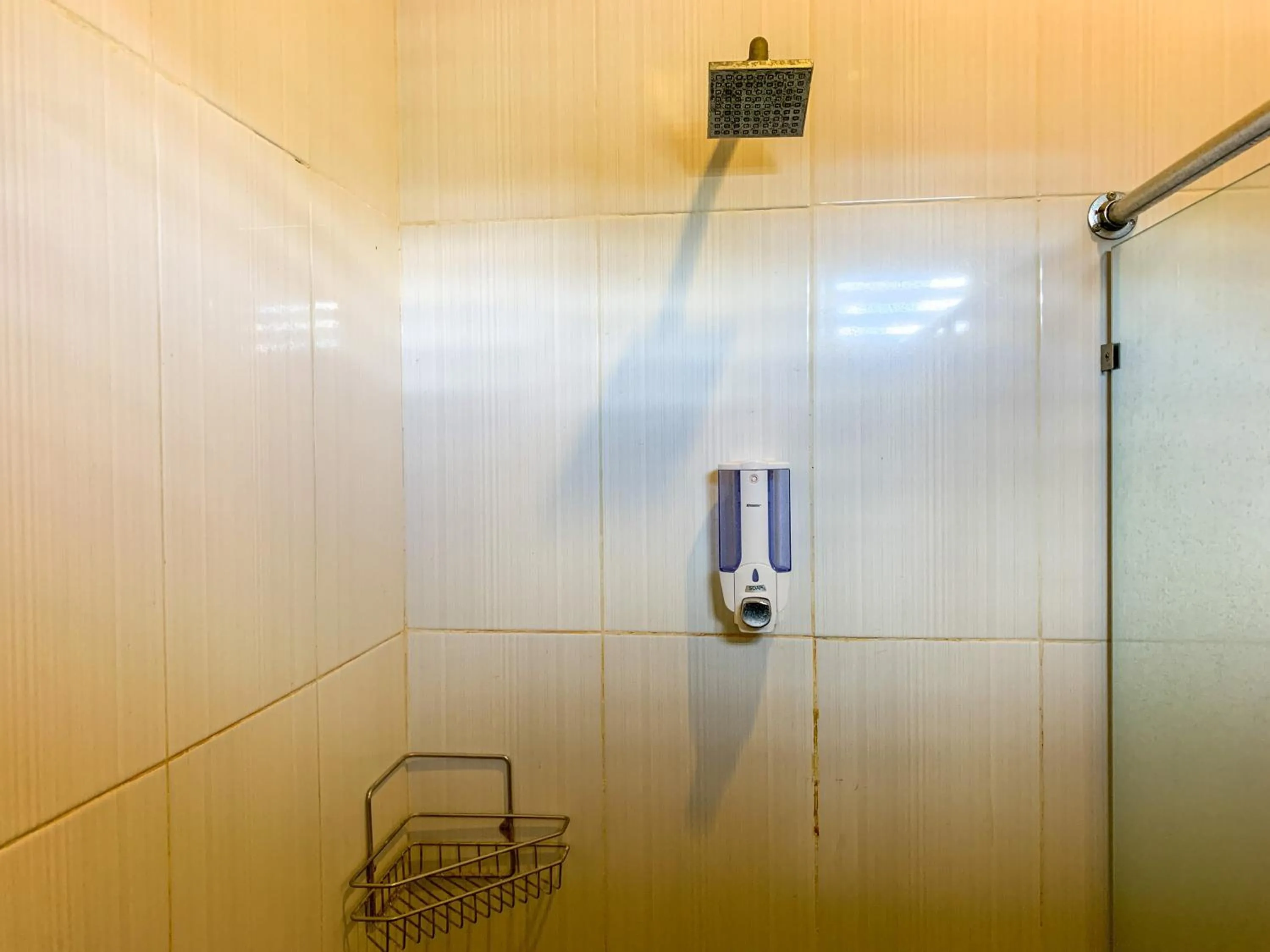 Shower in Urbanview Sasono Putro Condoongcatur by RedDoorz