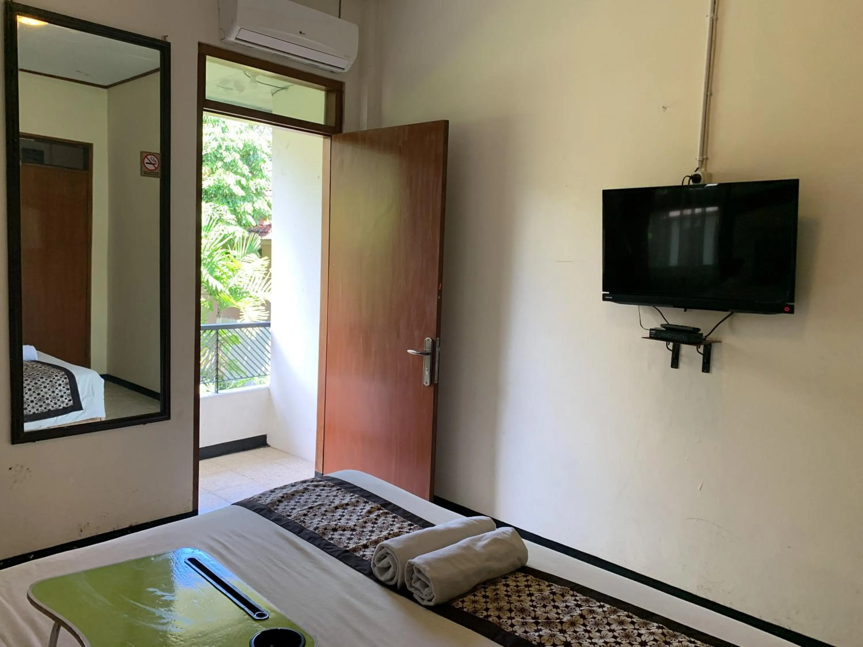 Bedroom, Bed in Urbanview Sasono Putro Condoongcatur by RedDoorz