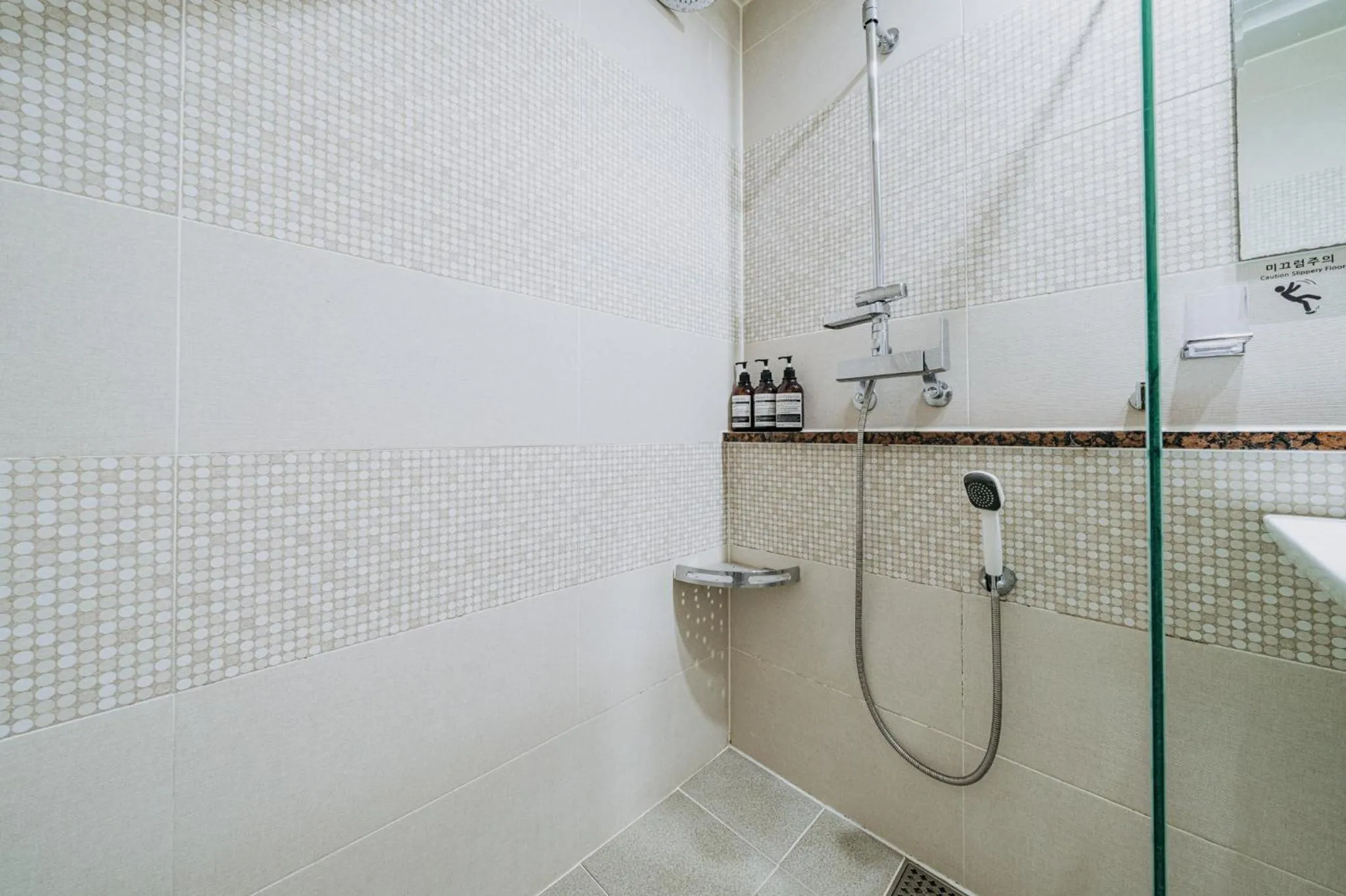 Shower in Nohyung Hotel