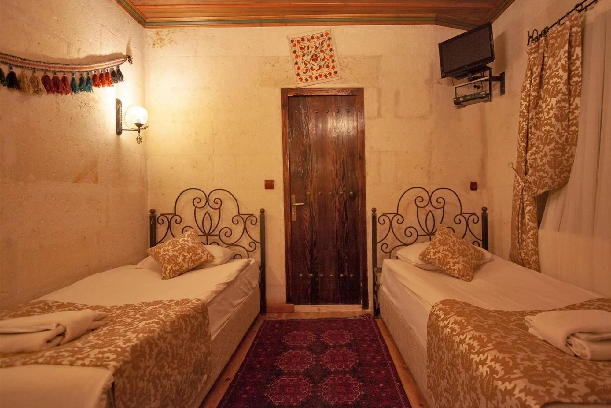 Photo of the whole room, Bed in Center Cave House