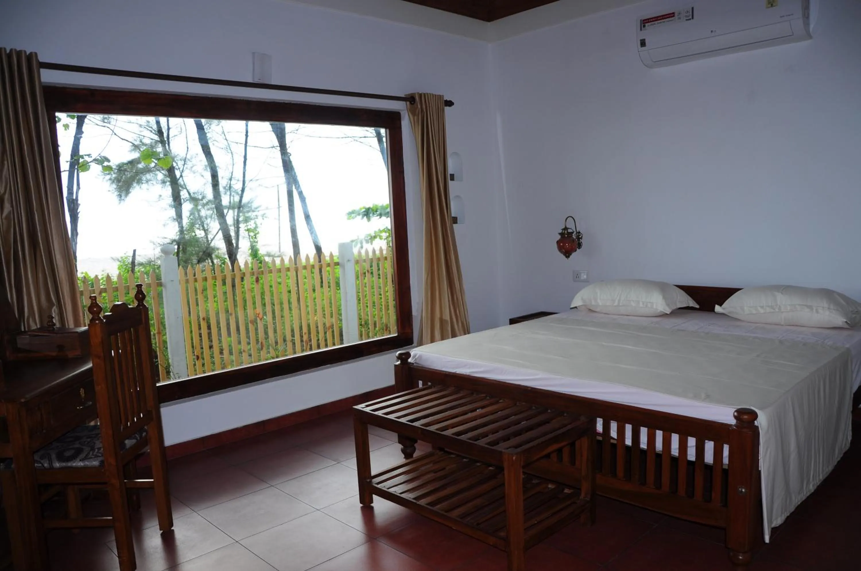 Photo of the whole room, Bed in Alleppey Beach Garden