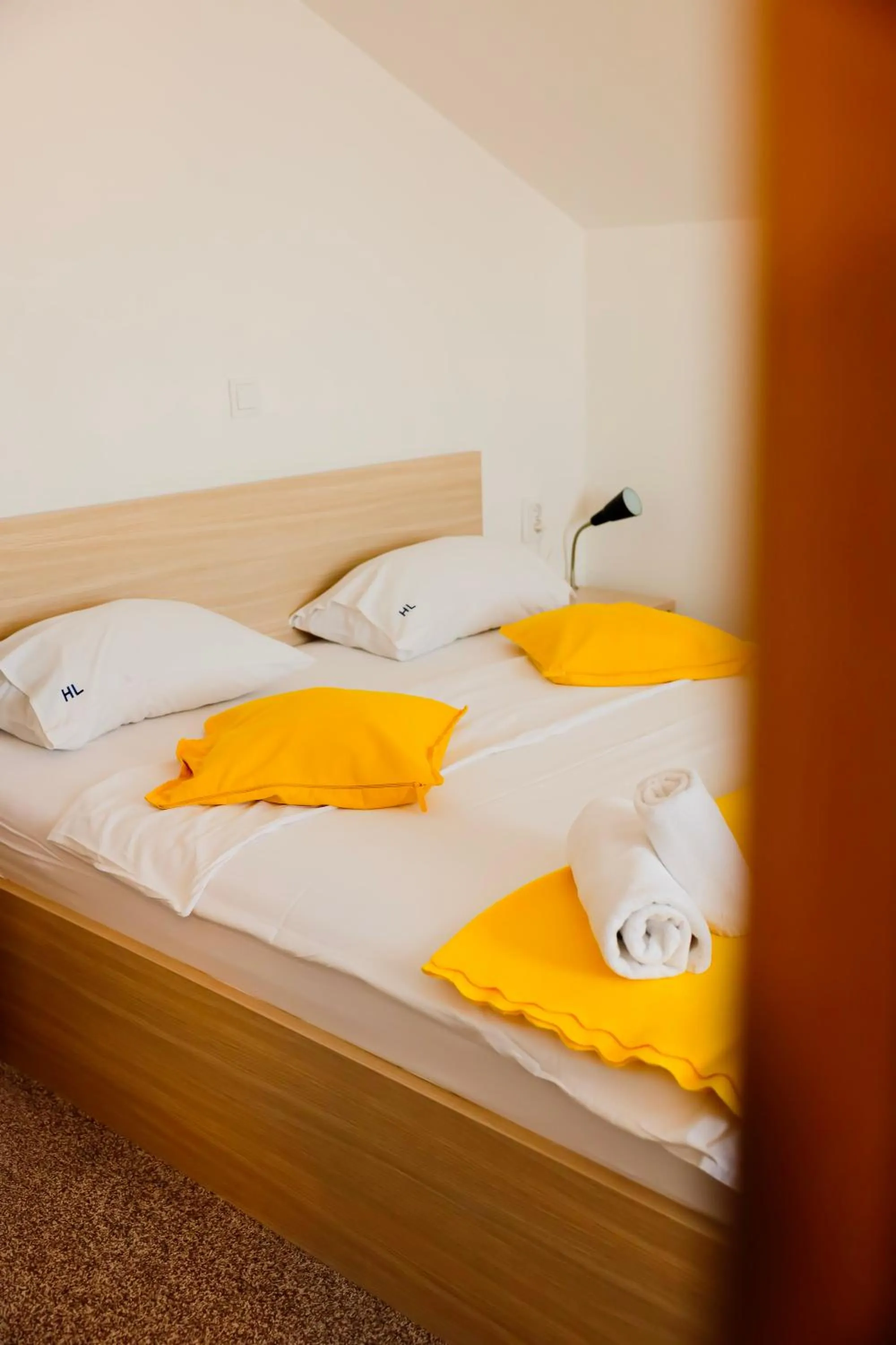 Bed in London Rooms Zagreb Airport