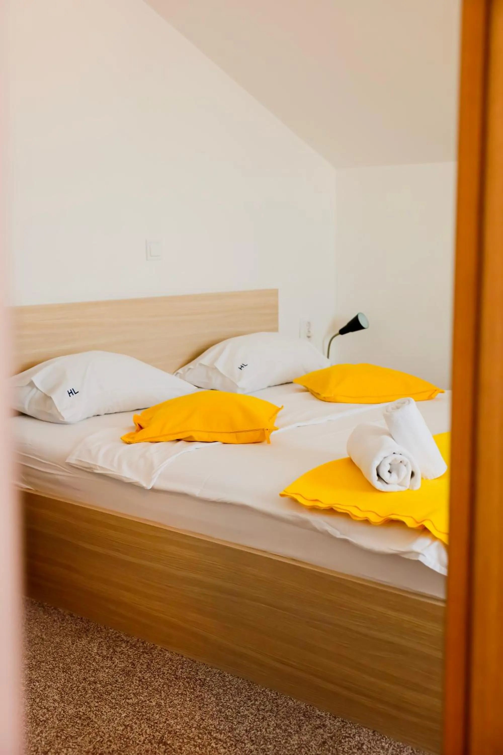 Bed in London Rooms Zagreb Airport