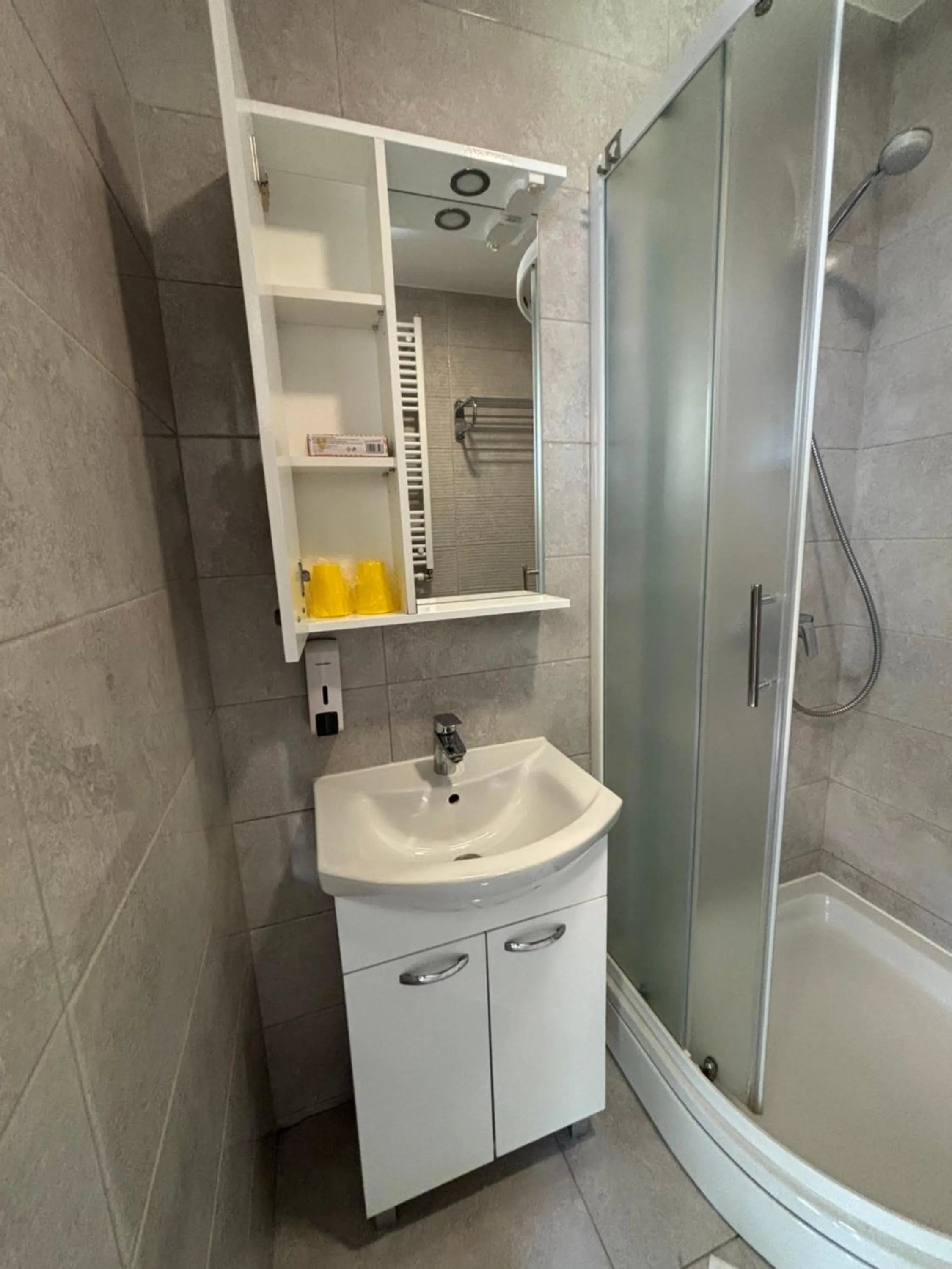 Shower in London Rooms Zagreb Airport